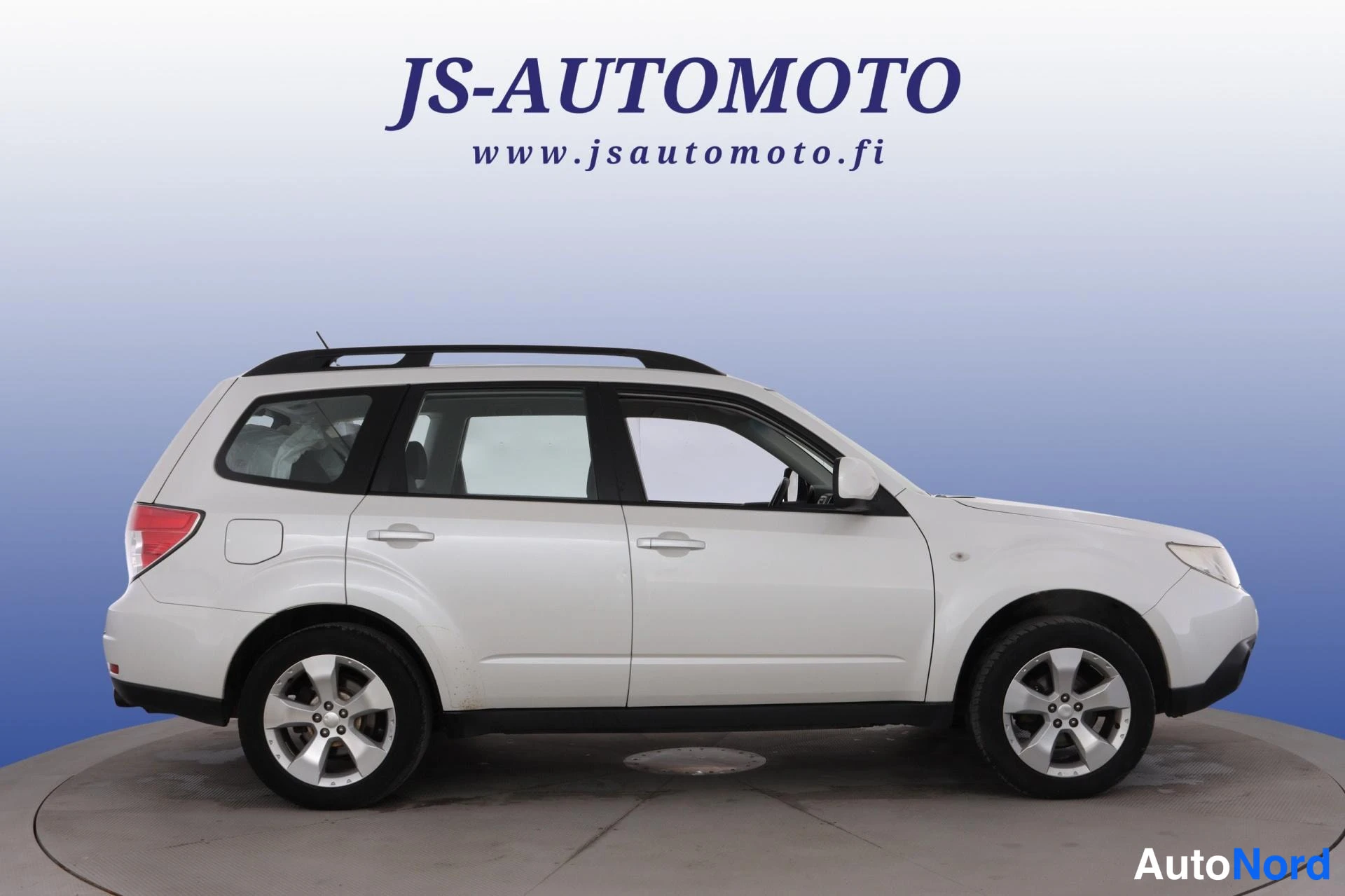 Valkoinen Subaru Forester 2011, sivulta, kuva 3