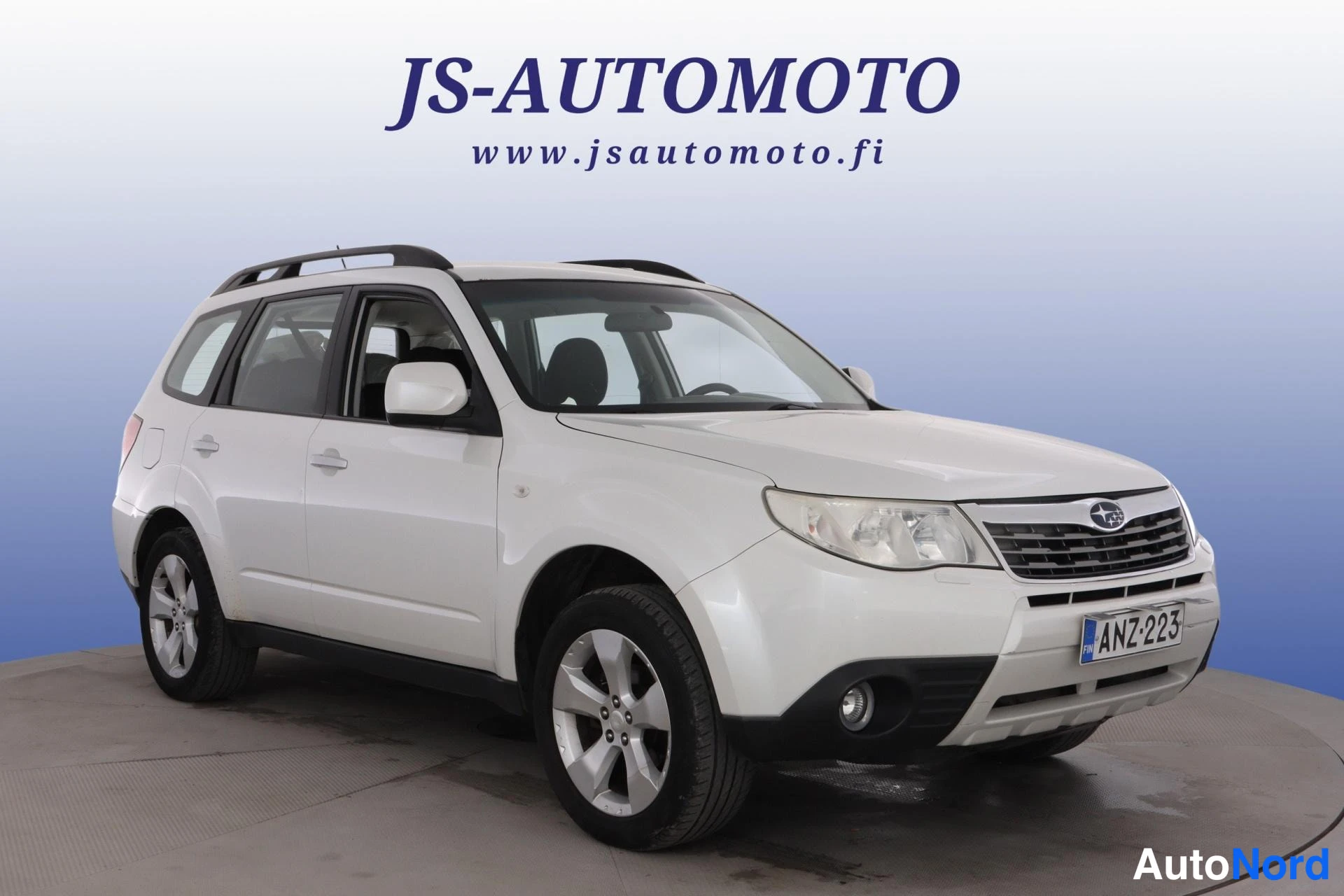 Valkoinen Subaru Forester 2011, etuviisto, keula oikealle, kuva 2