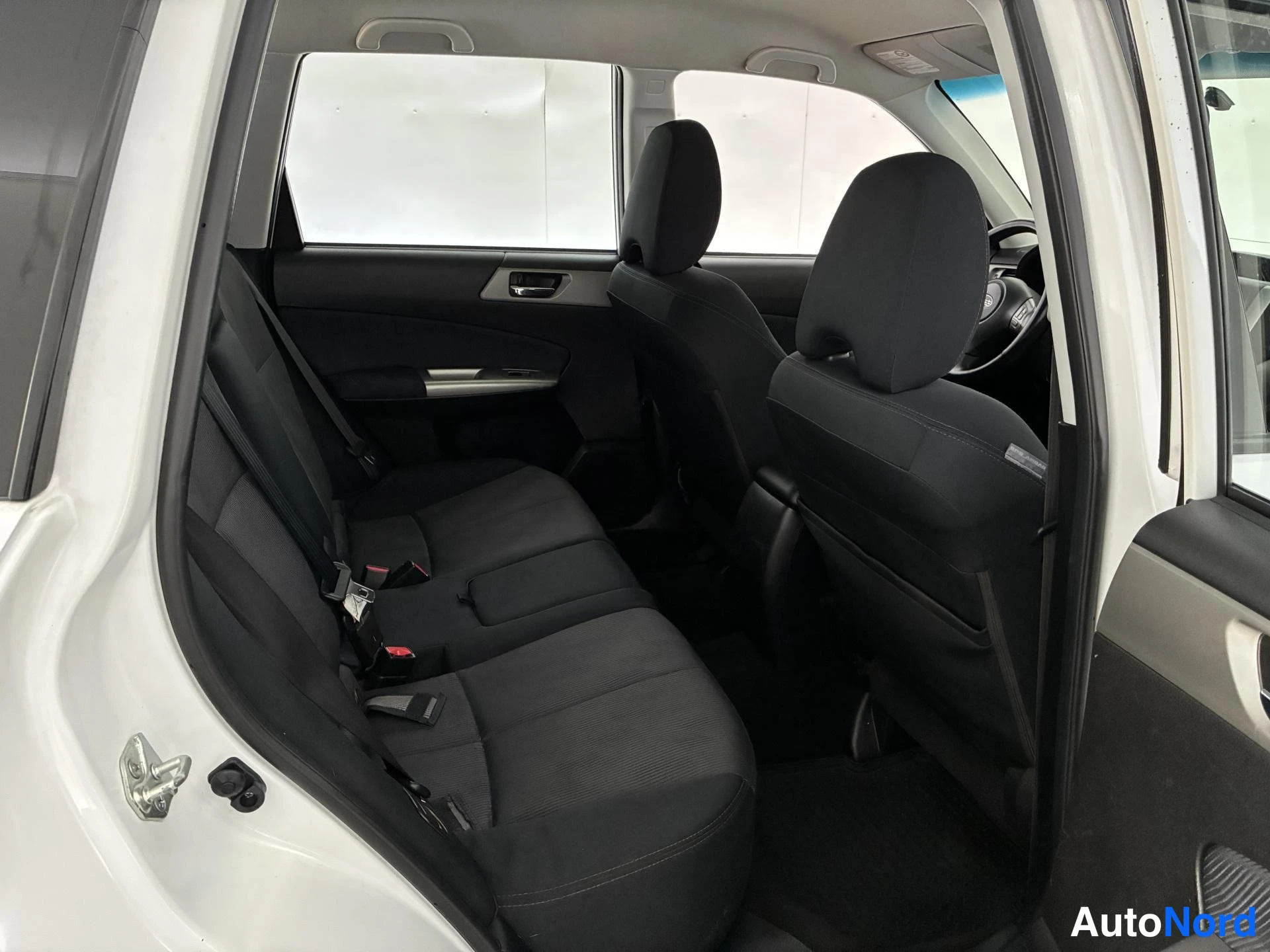 Valkoinen Subaru Forester 2011, takaistuimet, kuva 14