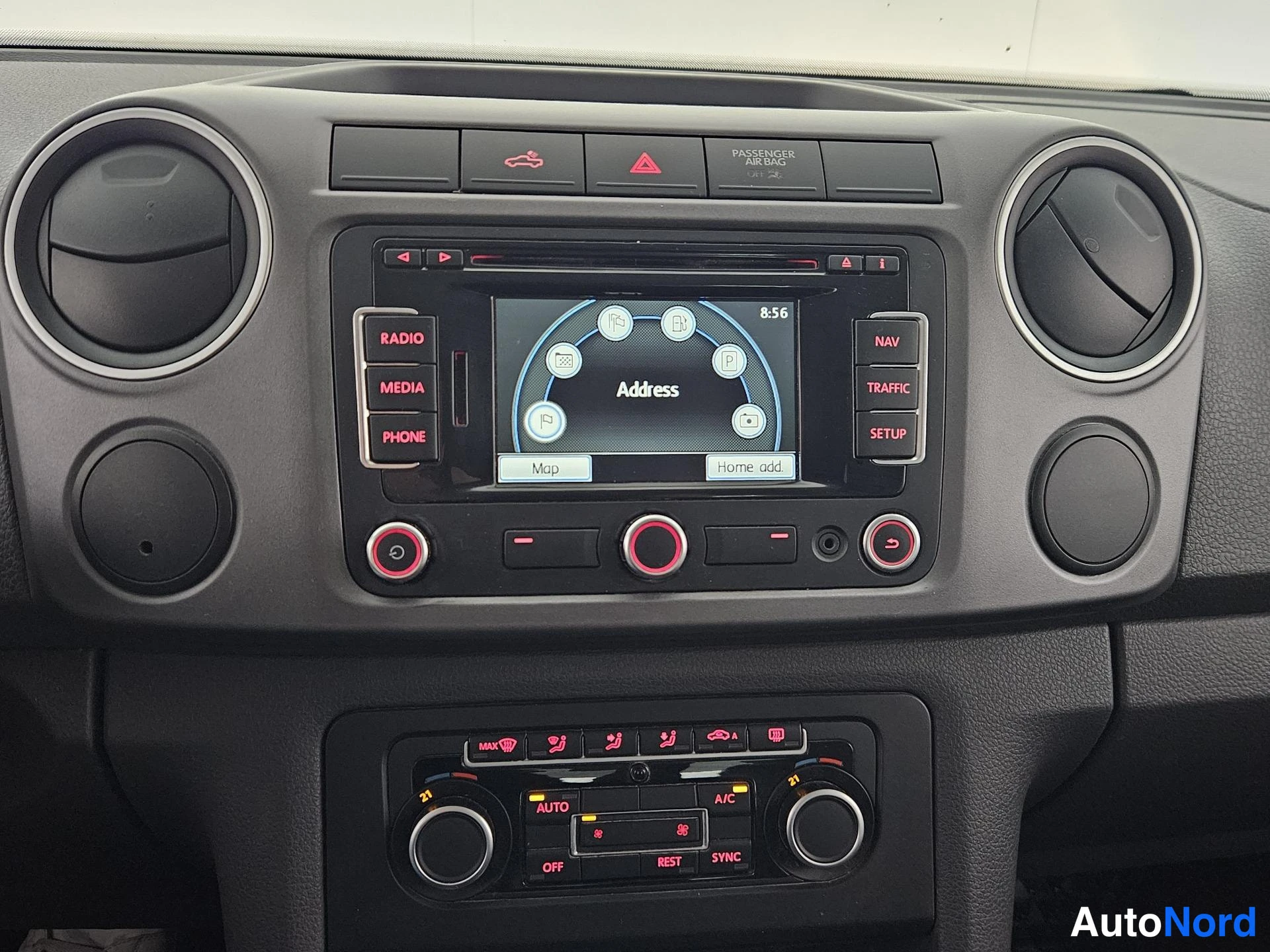 Valkoinen Volkswagen Amarok 2013, ohjaamo, kuva 11