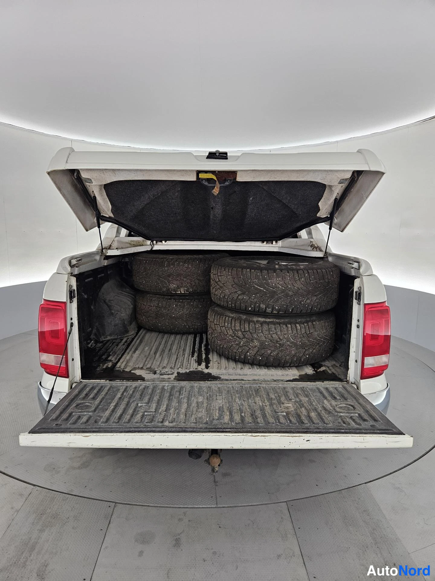 Valkoinen Volkswagen Amarok 2013, tavaratila, kuva 17