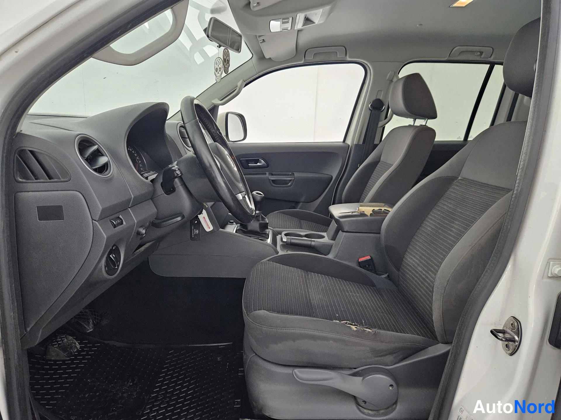 Valkoinen Volkswagen Amarok 2013, ohjaamo, kuva 12