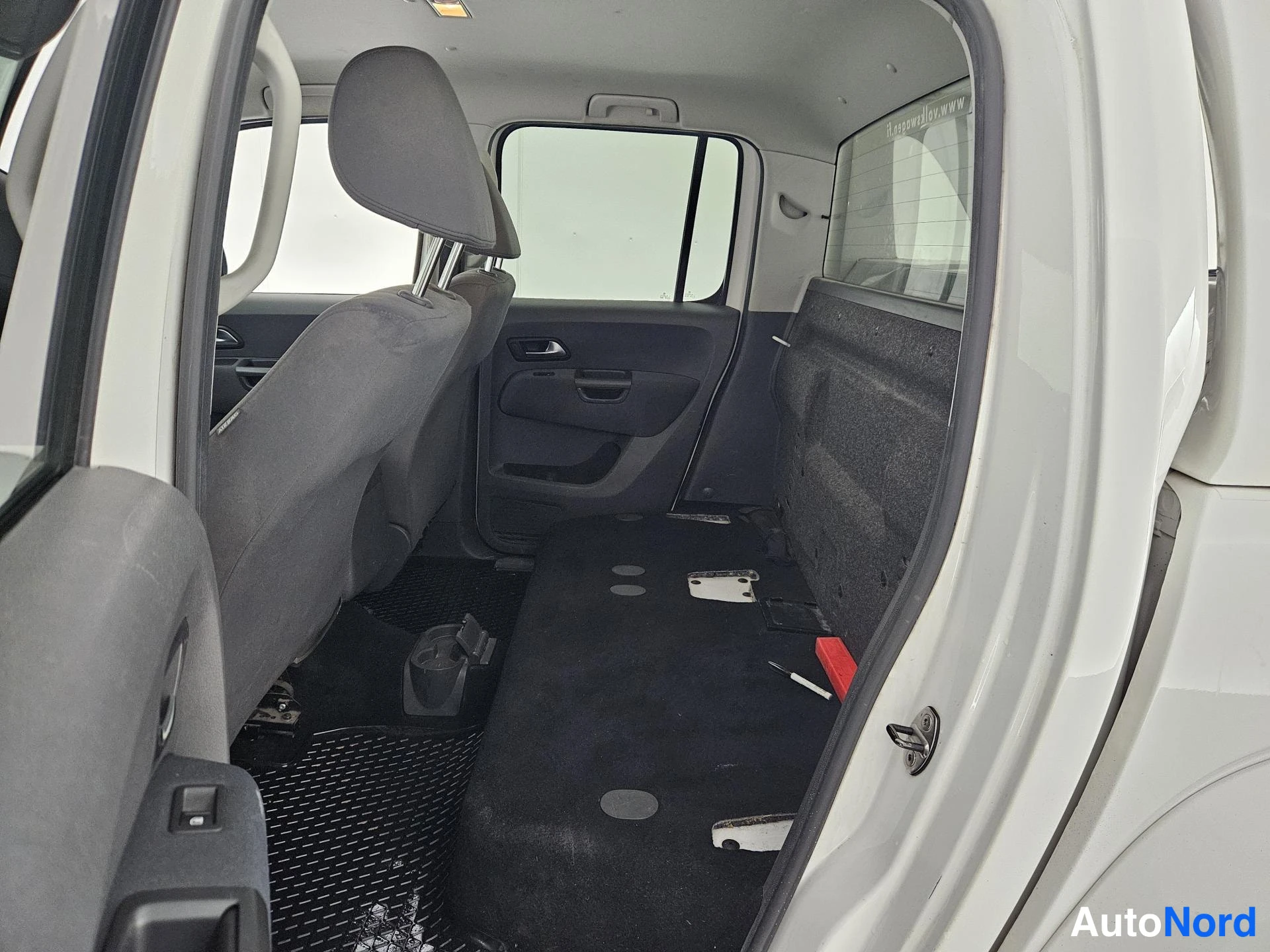 Valkoinen Volkswagen Amarok 2013, takaistuimet, kuva 15