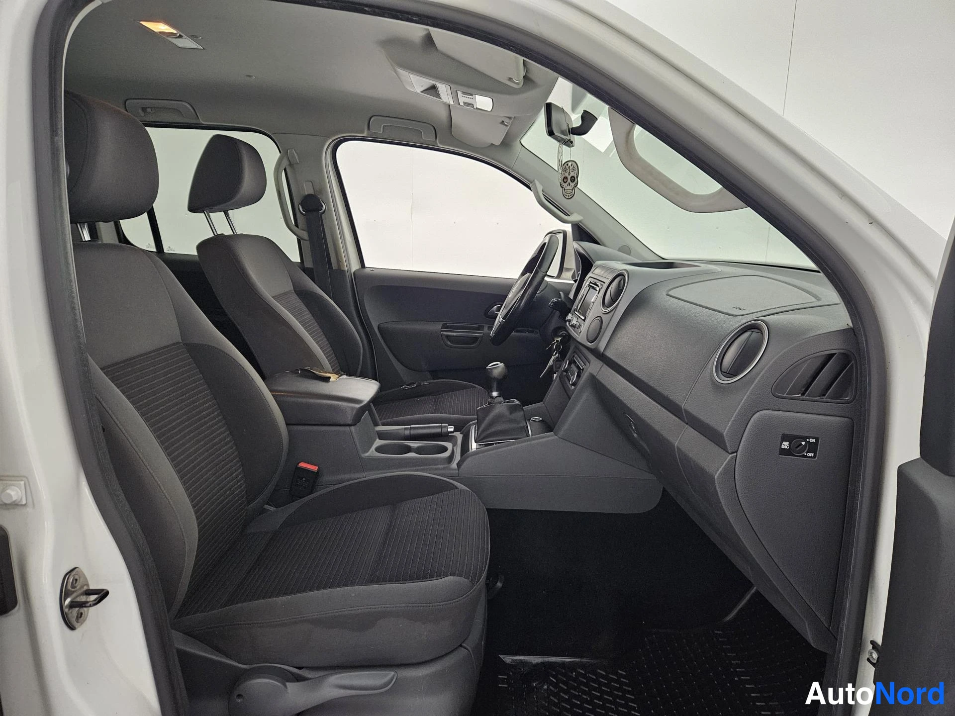 Valkoinen Volkswagen Amarok 2013, ohjaamo, kuva 13