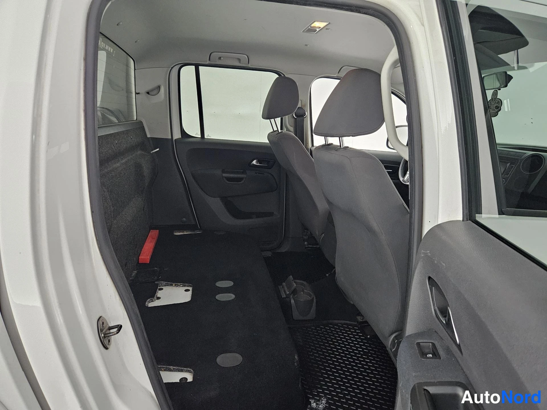 Valkoinen Volkswagen Amarok 2013, takaistuimet, kuva 16
