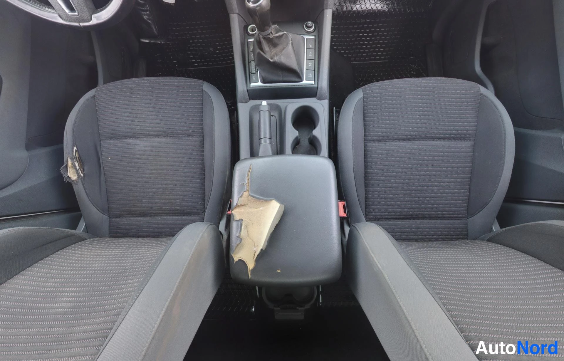 Valkoinen Volkswagen Amarok 2013, etuistuimet, kuva 14