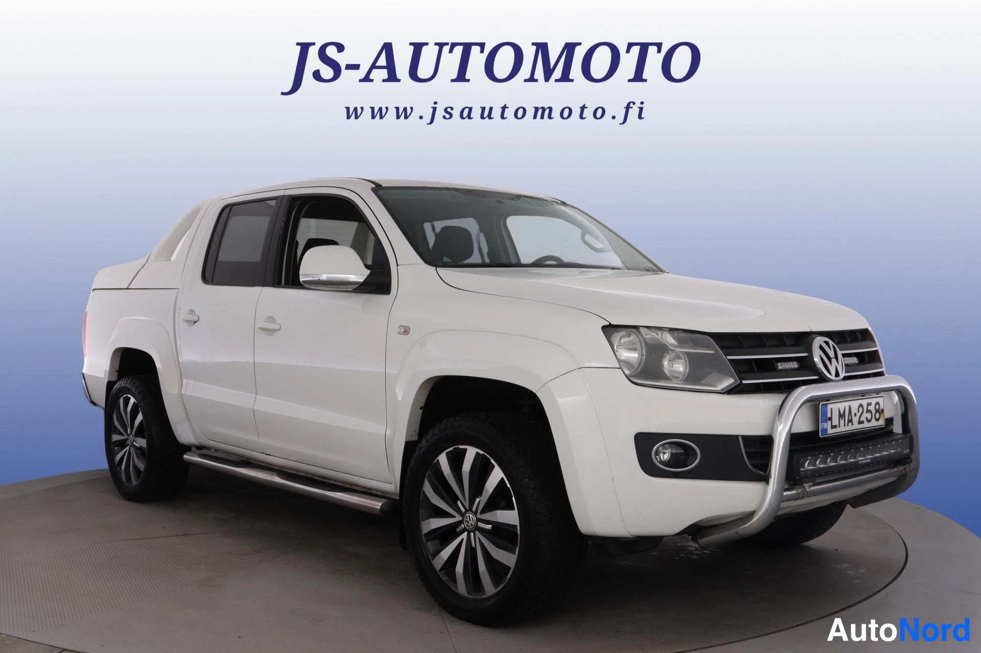 Valkoinen Volkswagen Amarok 2013, etuviisto, keula oikealle, kuva 2