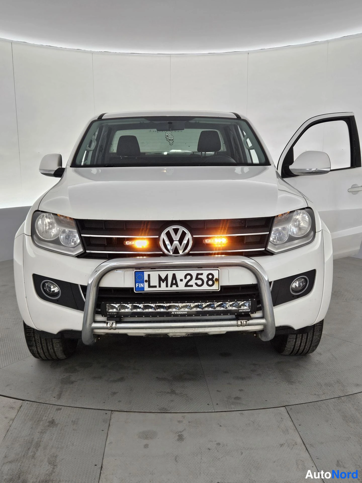 Valkoinen Volkswagen Amarok 2013, edestä, kuva 3