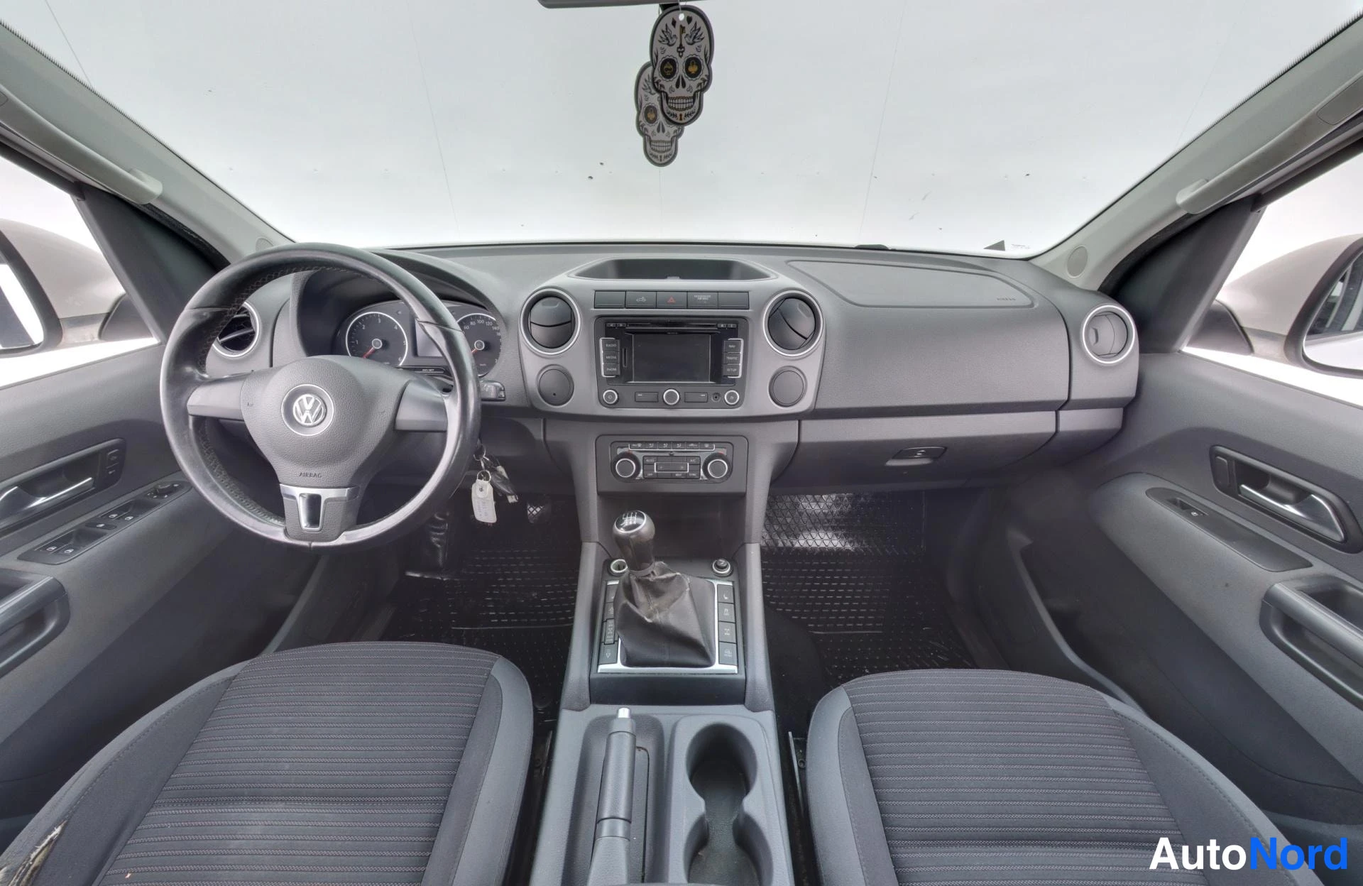 Valkoinen Volkswagen Amarok 2013, ohjaamo, kuva 8