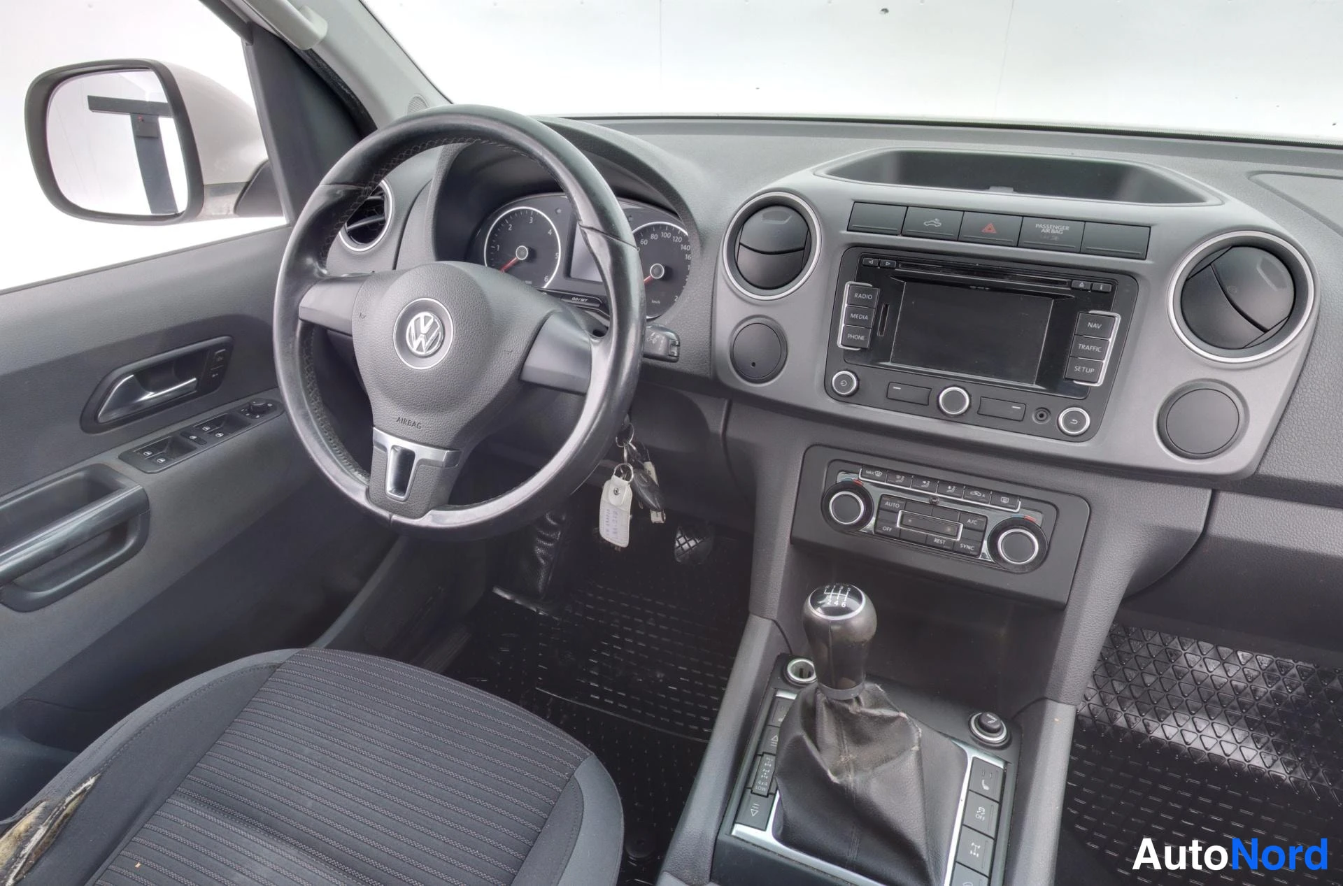 Valkoinen Volkswagen Amarok 2013, ohjaamo, kuva 9
