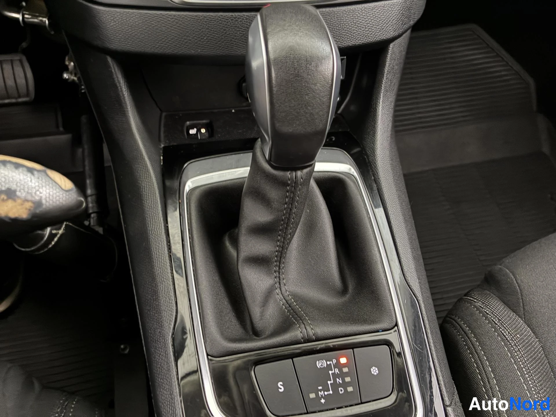 Punainen Peugeot 308 2017, yksityiskohta, kuva 19