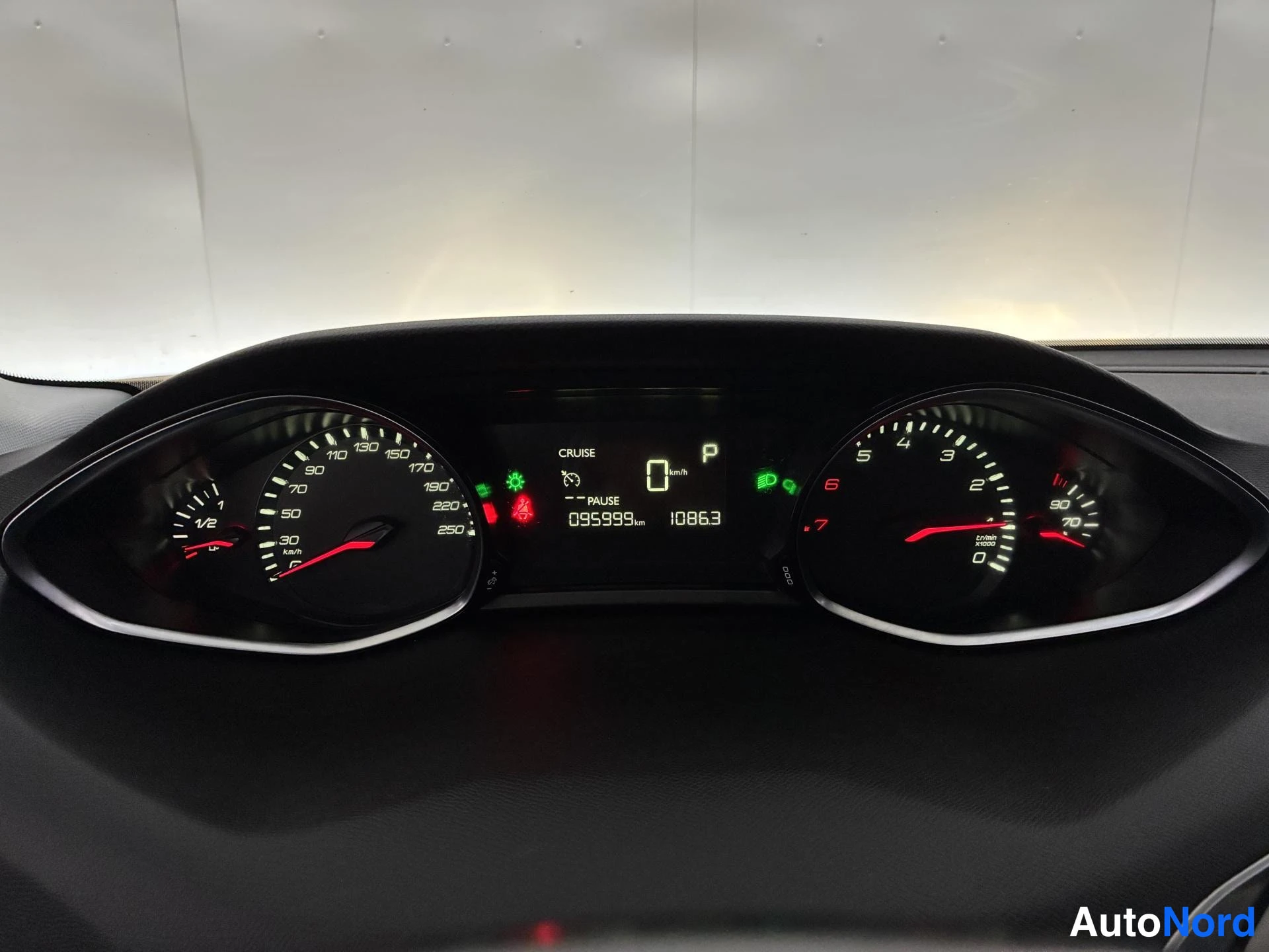 Punainen Peugeot 308 2017, yksityiskohta, kuva 17
