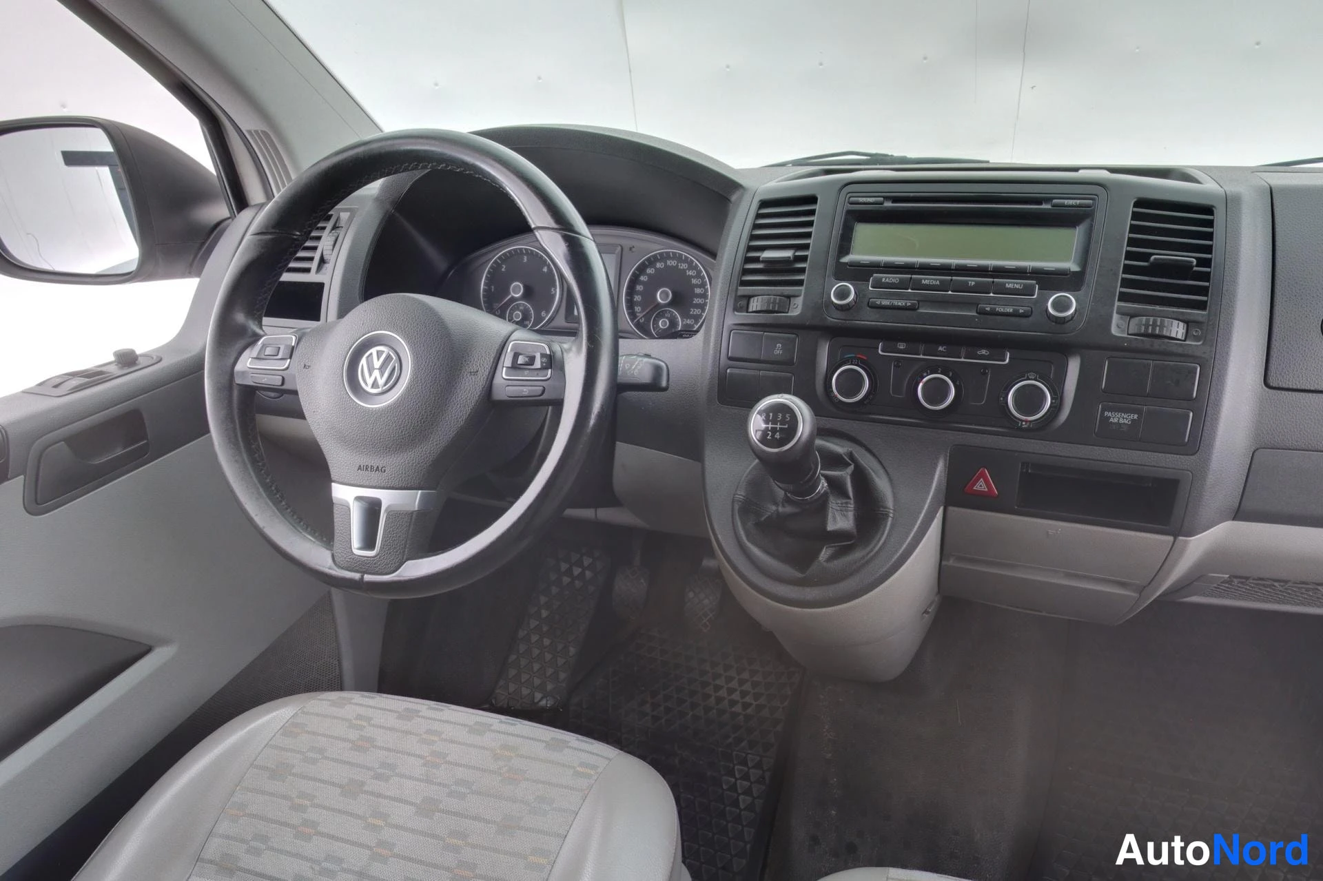 Valkoinen Volkswagen Transporter 2011, ohjaamo, kuva 10
