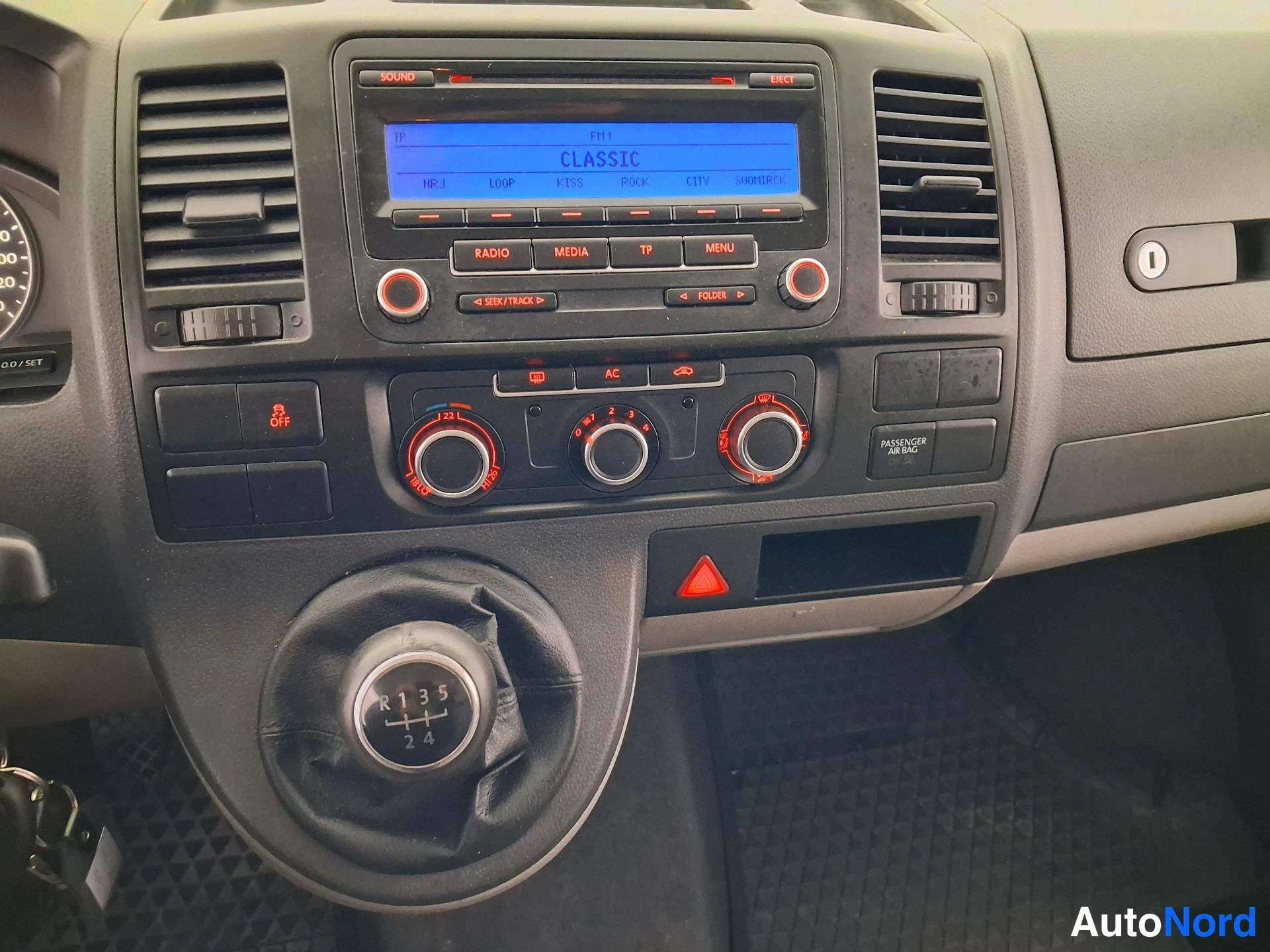 Valkoinen Volkswagen Transporter 2011, ohjaamo, kuva 11