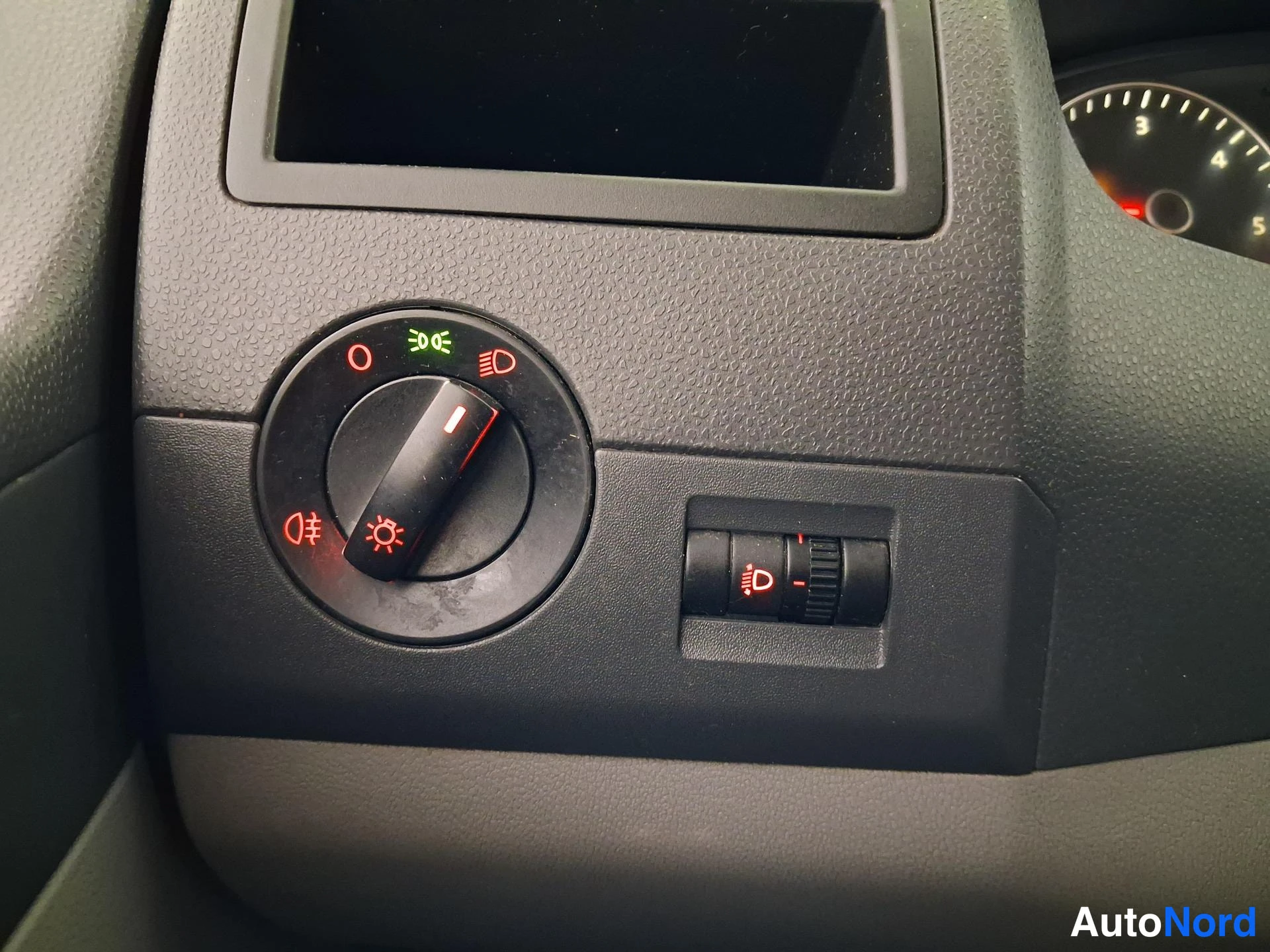 Valkoinen Volkswagen Transporter 2011, yksityiskohta, kuva 18