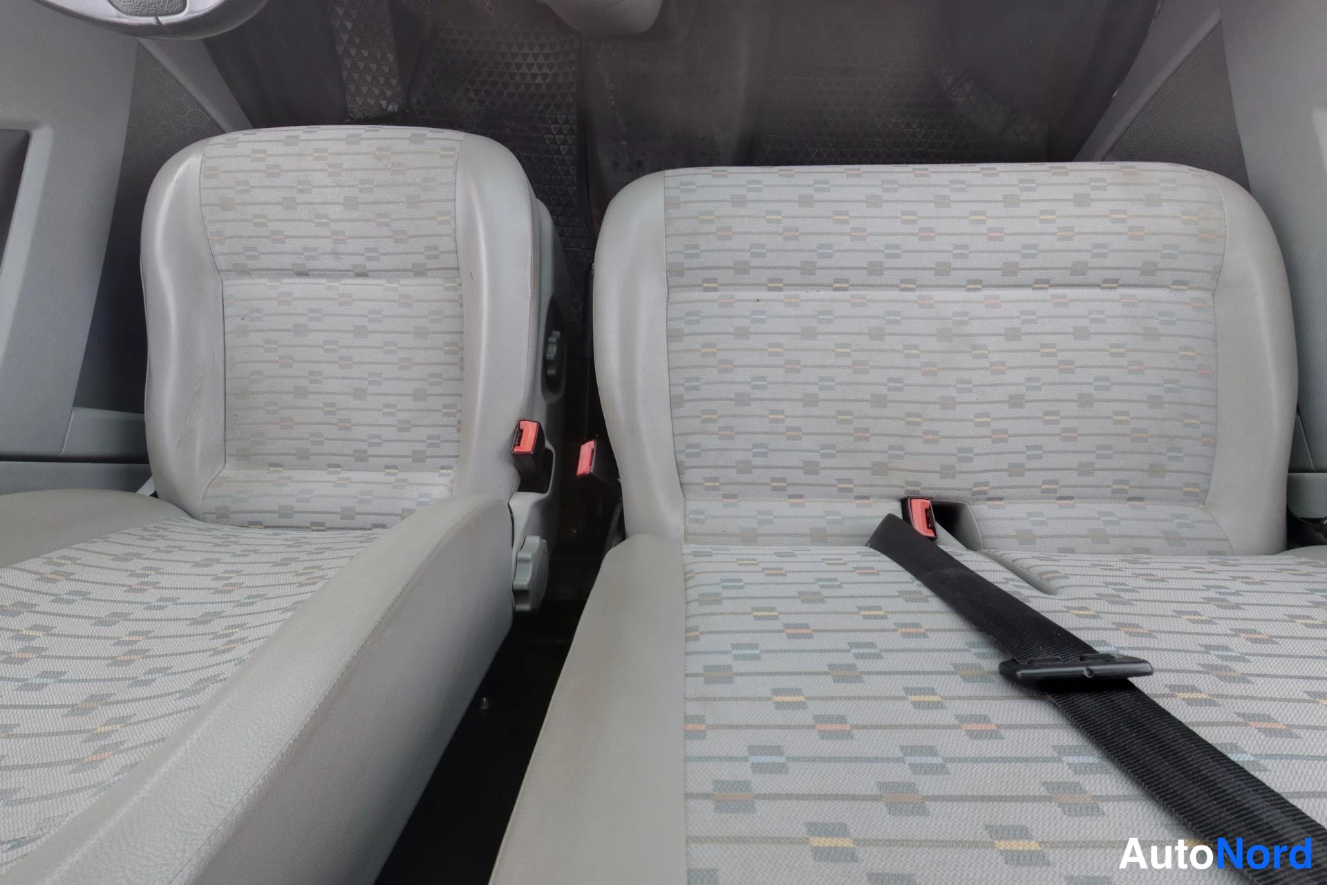 Valkoinen Volkswagen Transporter 2011, takaistuimet, kuva 12