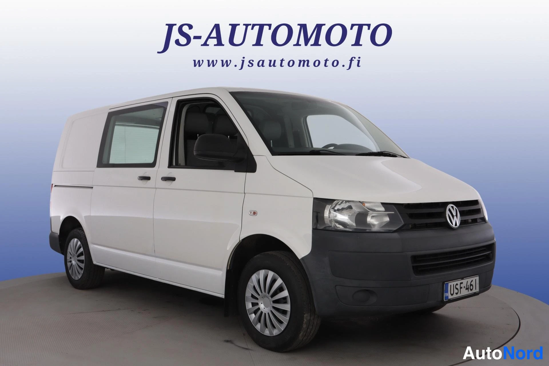Valkoinen Volkswagen Transporter 2011, etuviisto, keula oikealle, kuva 3