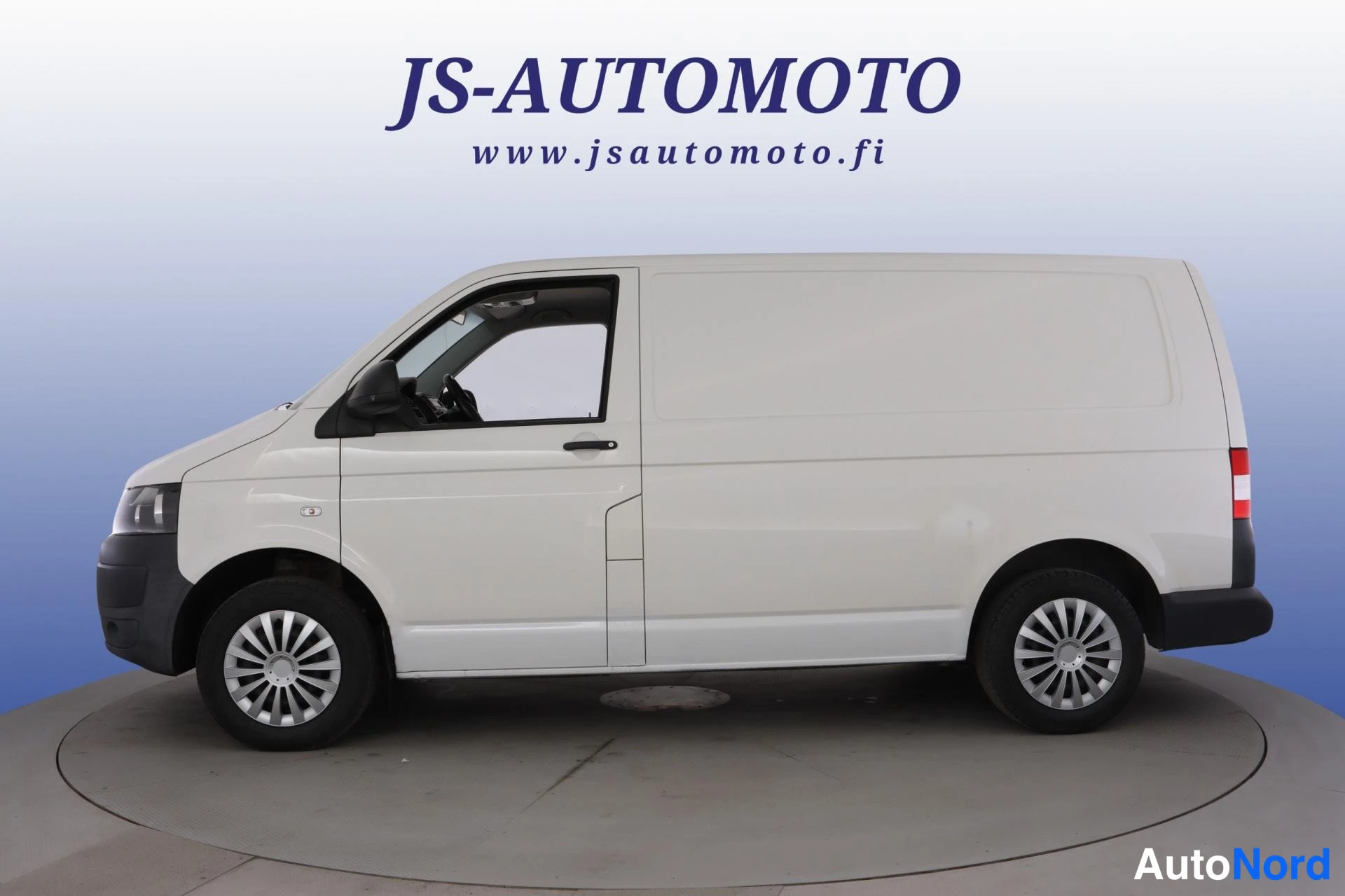 Valkoinen Volkswagen Transporter 2011, etuviisto, keula vasemmalle, kuva 2