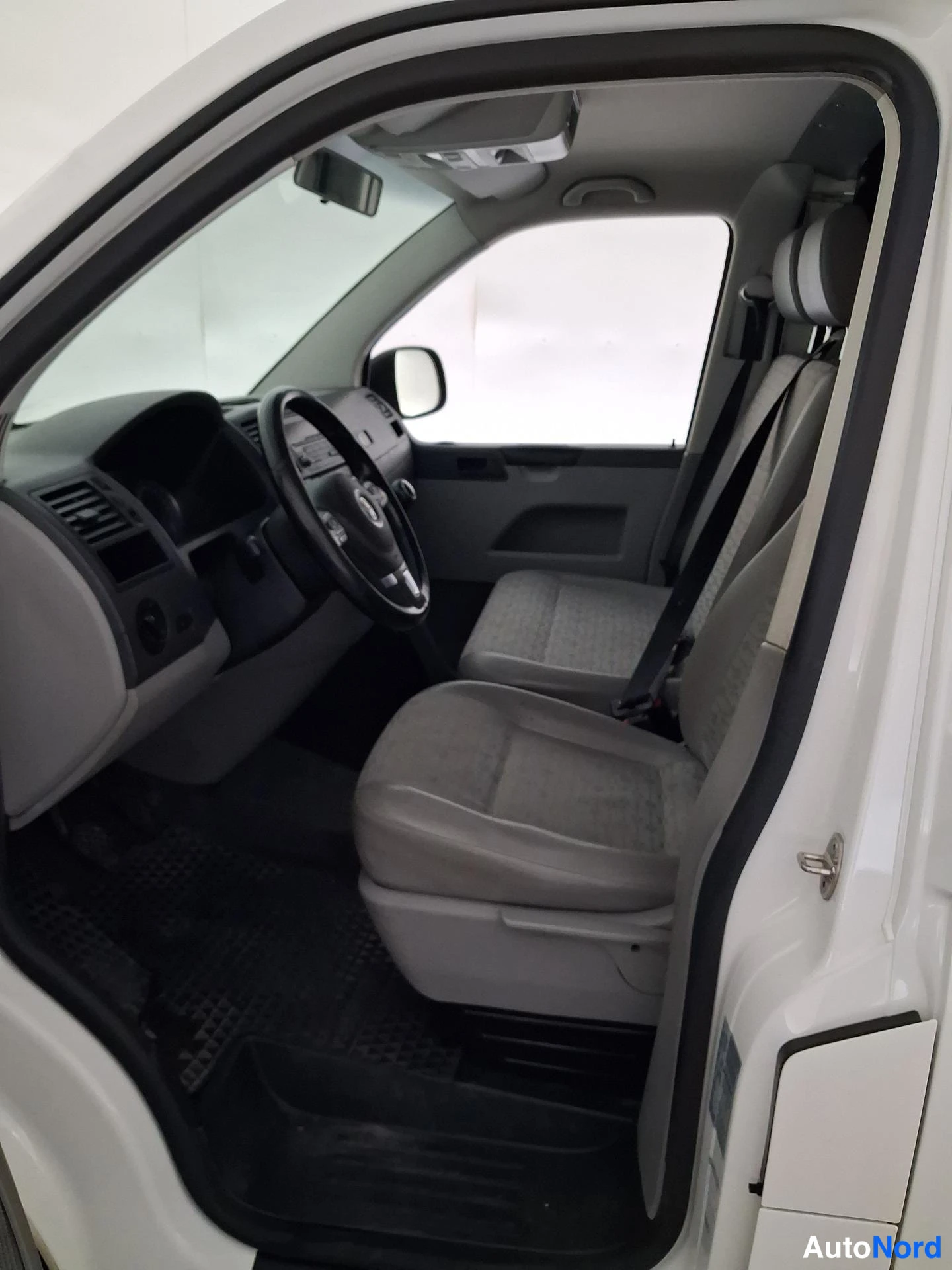 Valkoinen Volkswagen Transporter 2011, ohjaamo, kuva 7