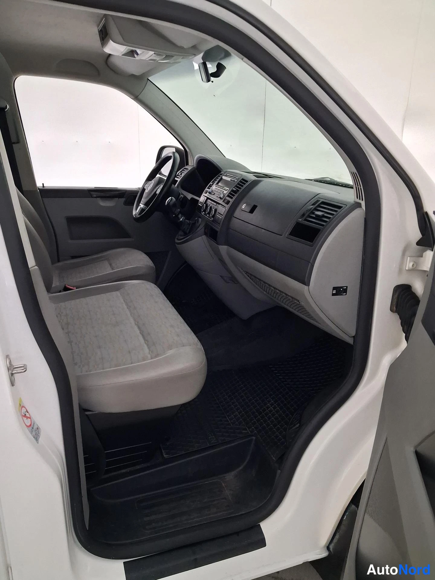 Valkoinen Volkswagen Transporter 2011, ohjaamo, kuva 8