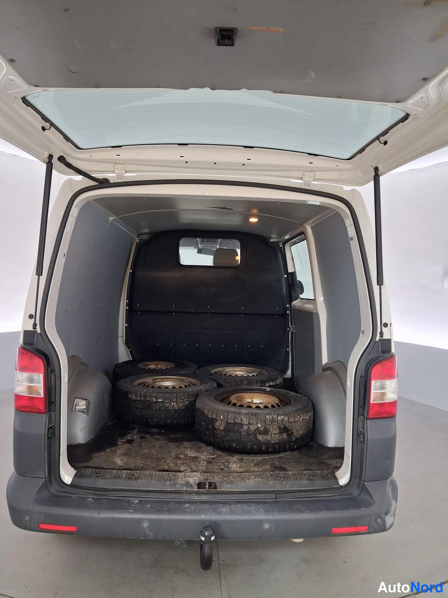 Valkoinen Volkswagen Transporter 2011, tavaratila, kuva 14