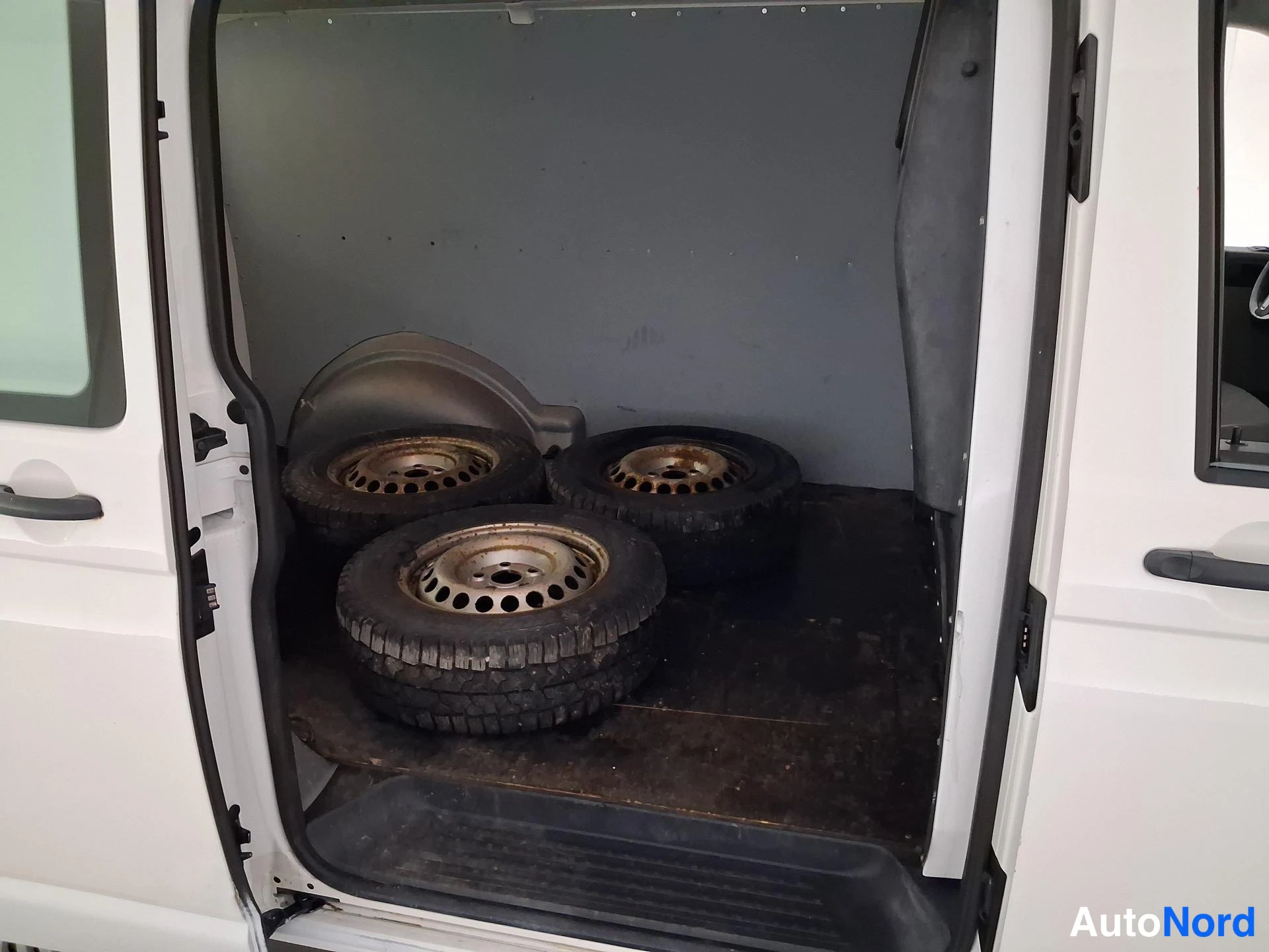 Valkoinen Volkswagen Transporter 2011, tavaratila, kuva 13
