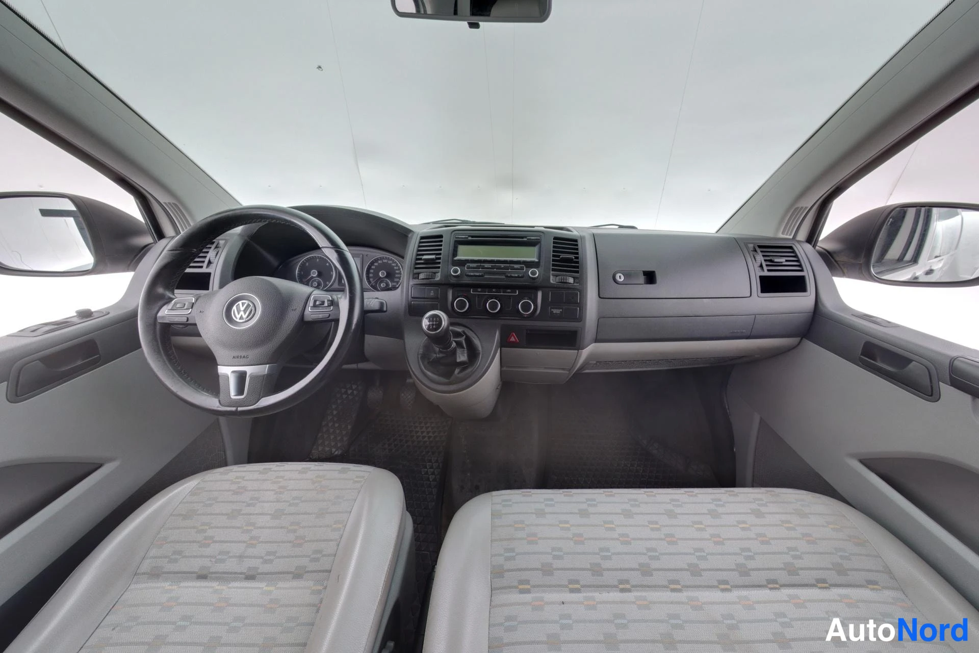 Valkoinen Volkswagen Transporter 2011, ohjaamo, kuva 9