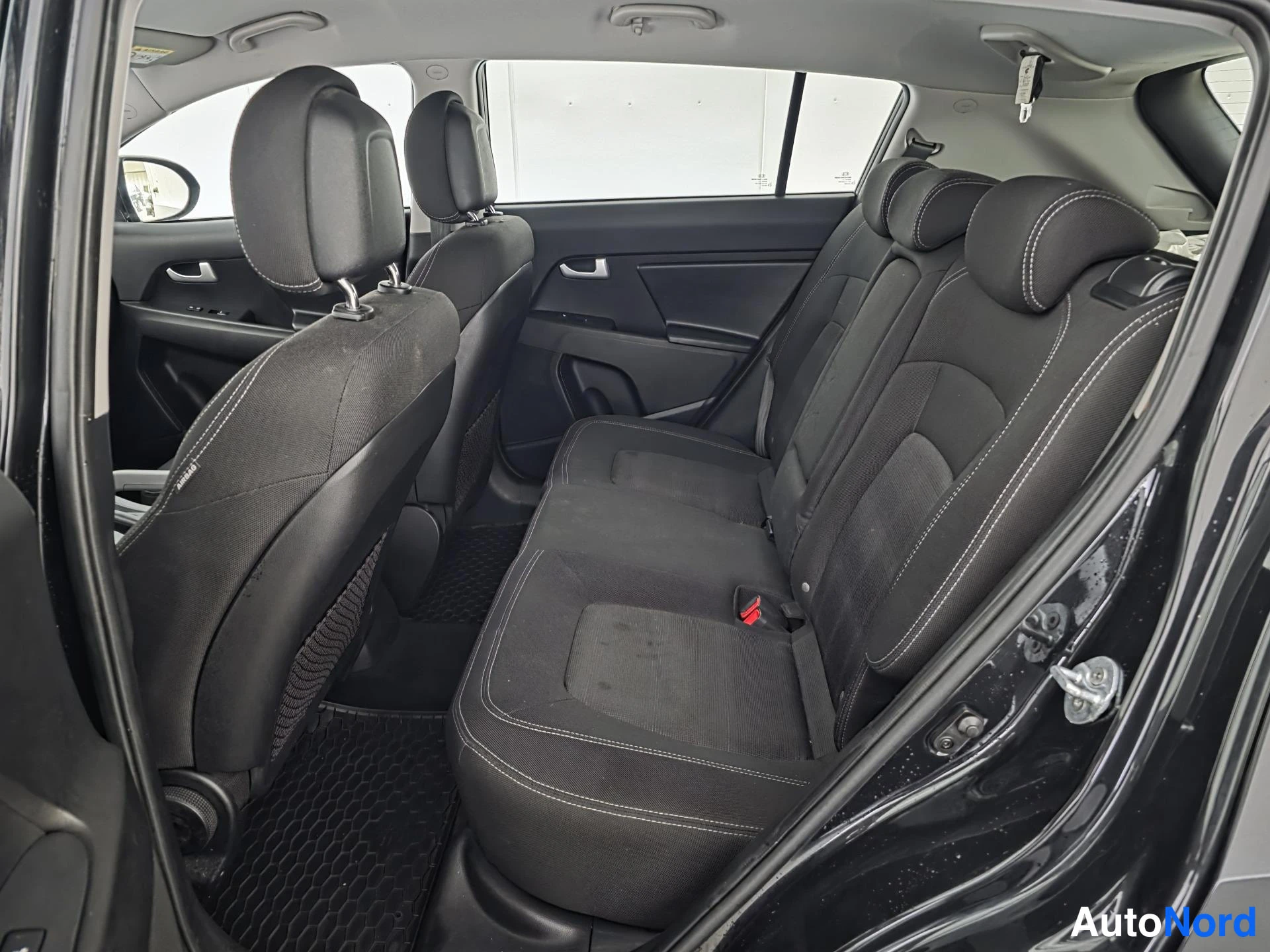 Musta Kia Sportage 2016, takaistuimet, kuva 13