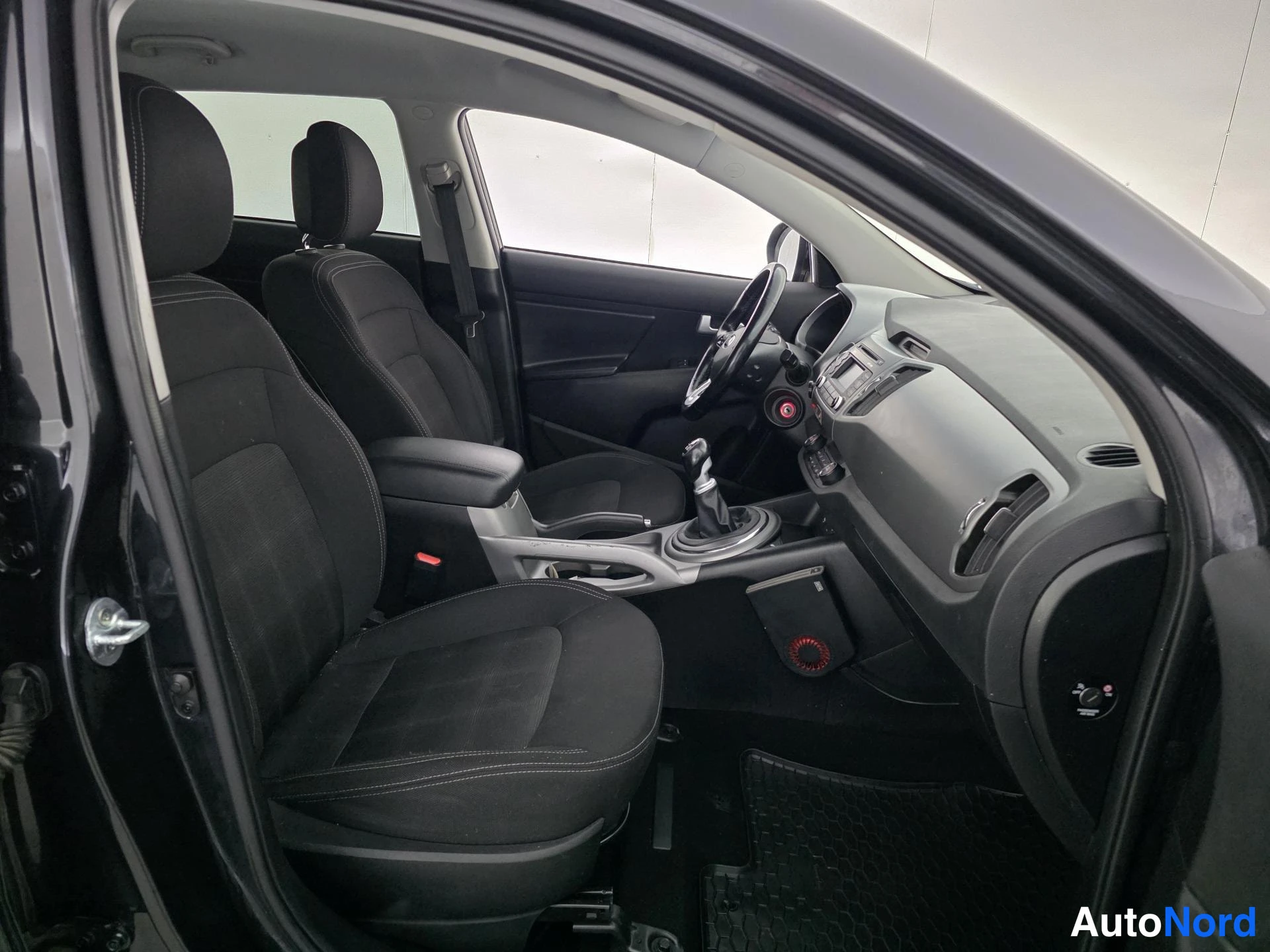 Musta Kia Sportage 2016, etuistuimet, kuva 12