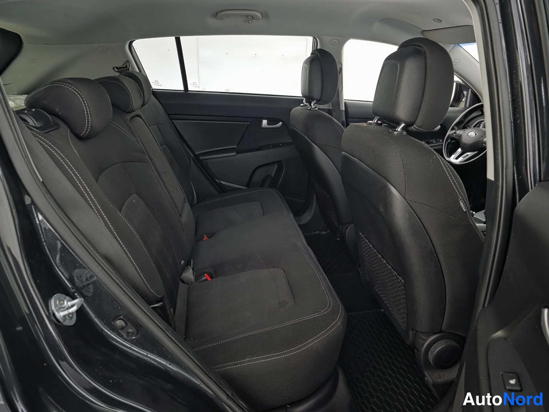 Musta Kia Sportage 2016, takaistuimet, kuva 14