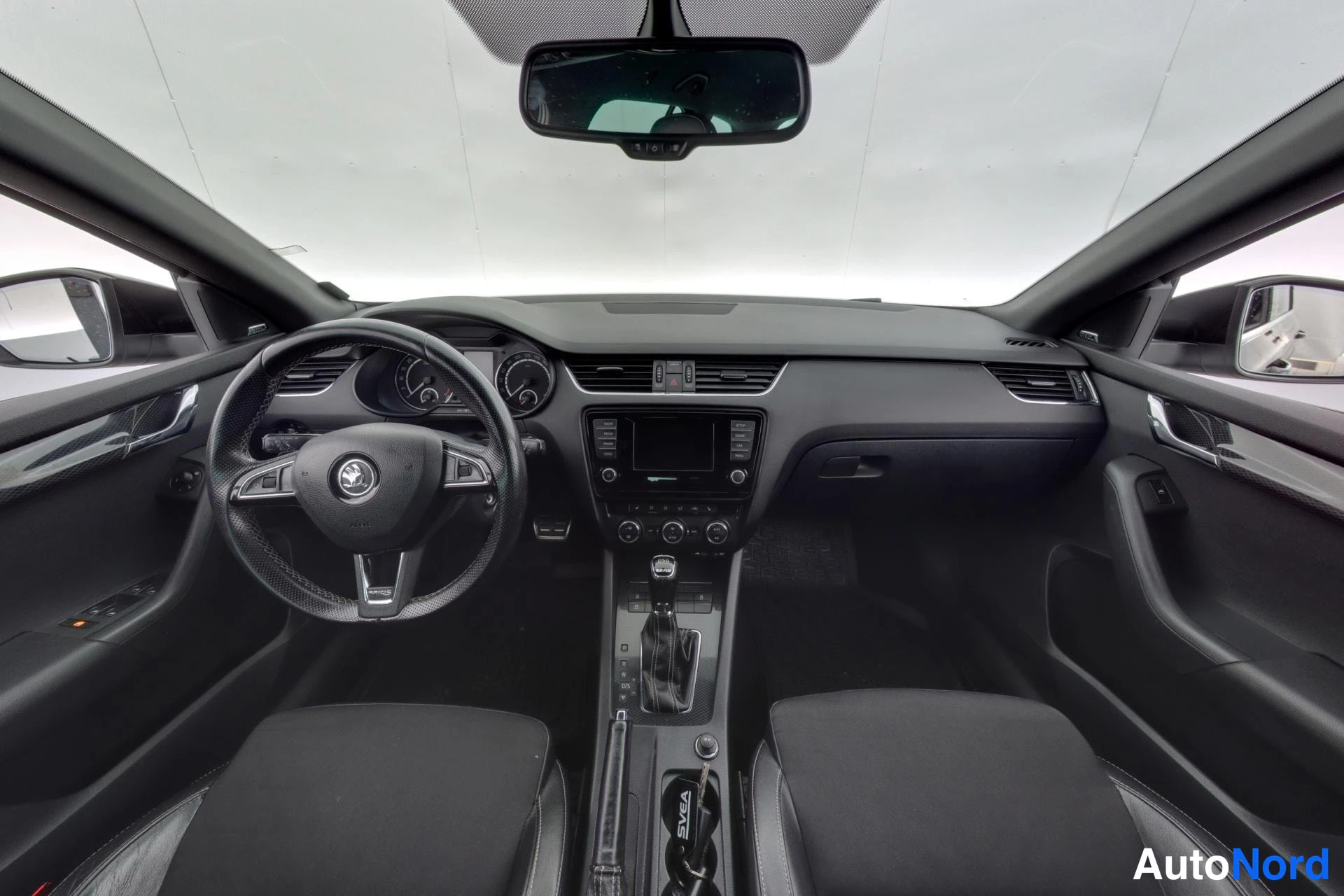 Musta Skoda Octavia 2014, ohjaamo, kuva 7