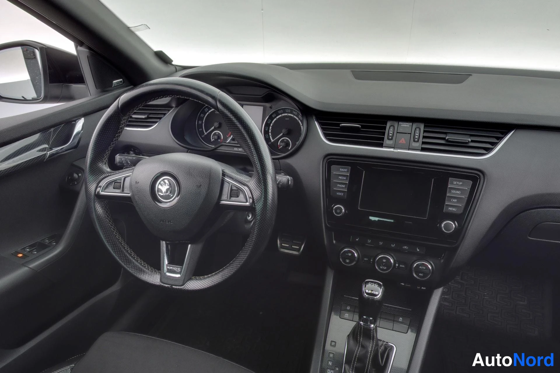 Musta Skoda Octavia 2014, ohjaamo, kuva 8