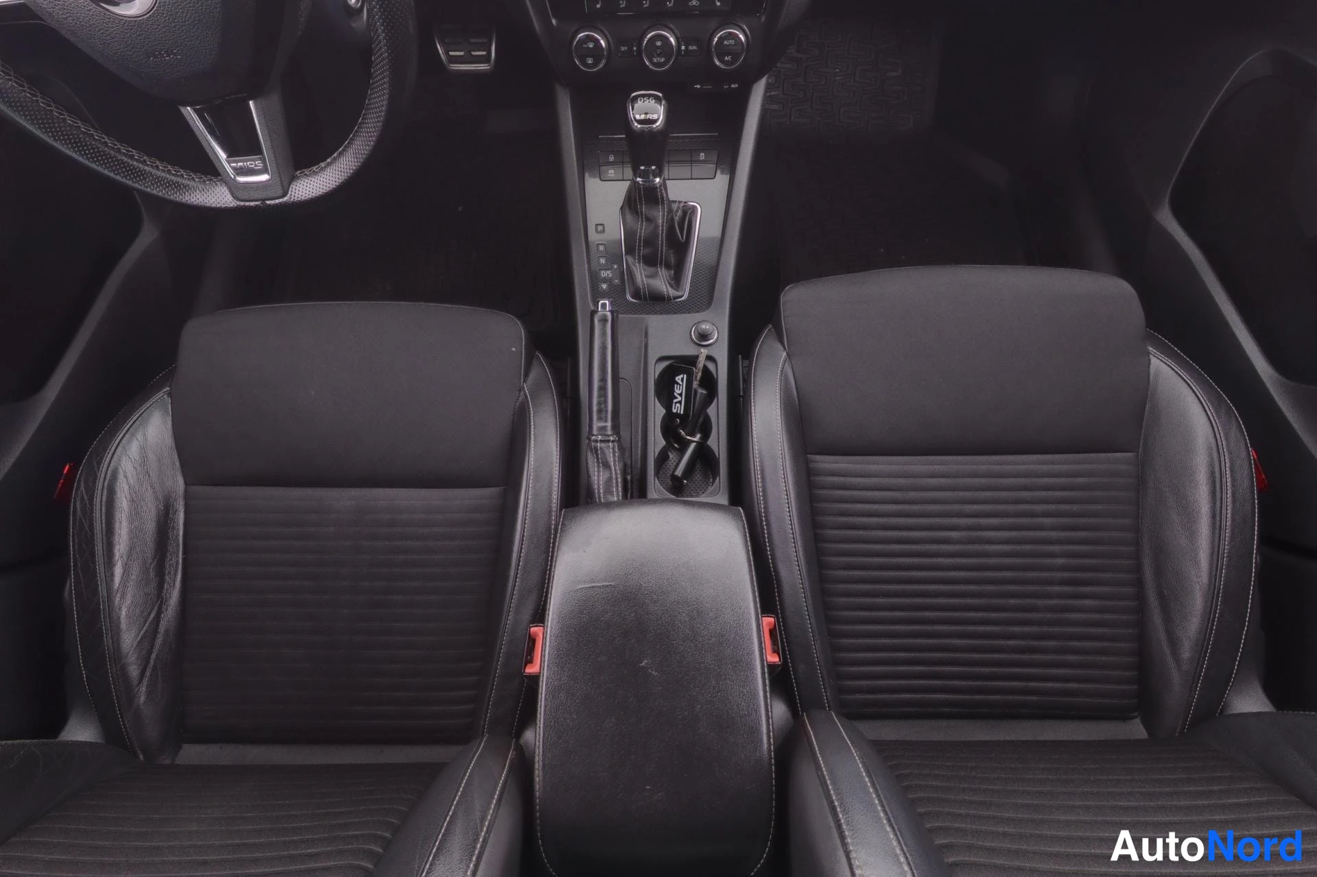 Musta Skoda Octavia 2014, etuistuimet, kuva 11