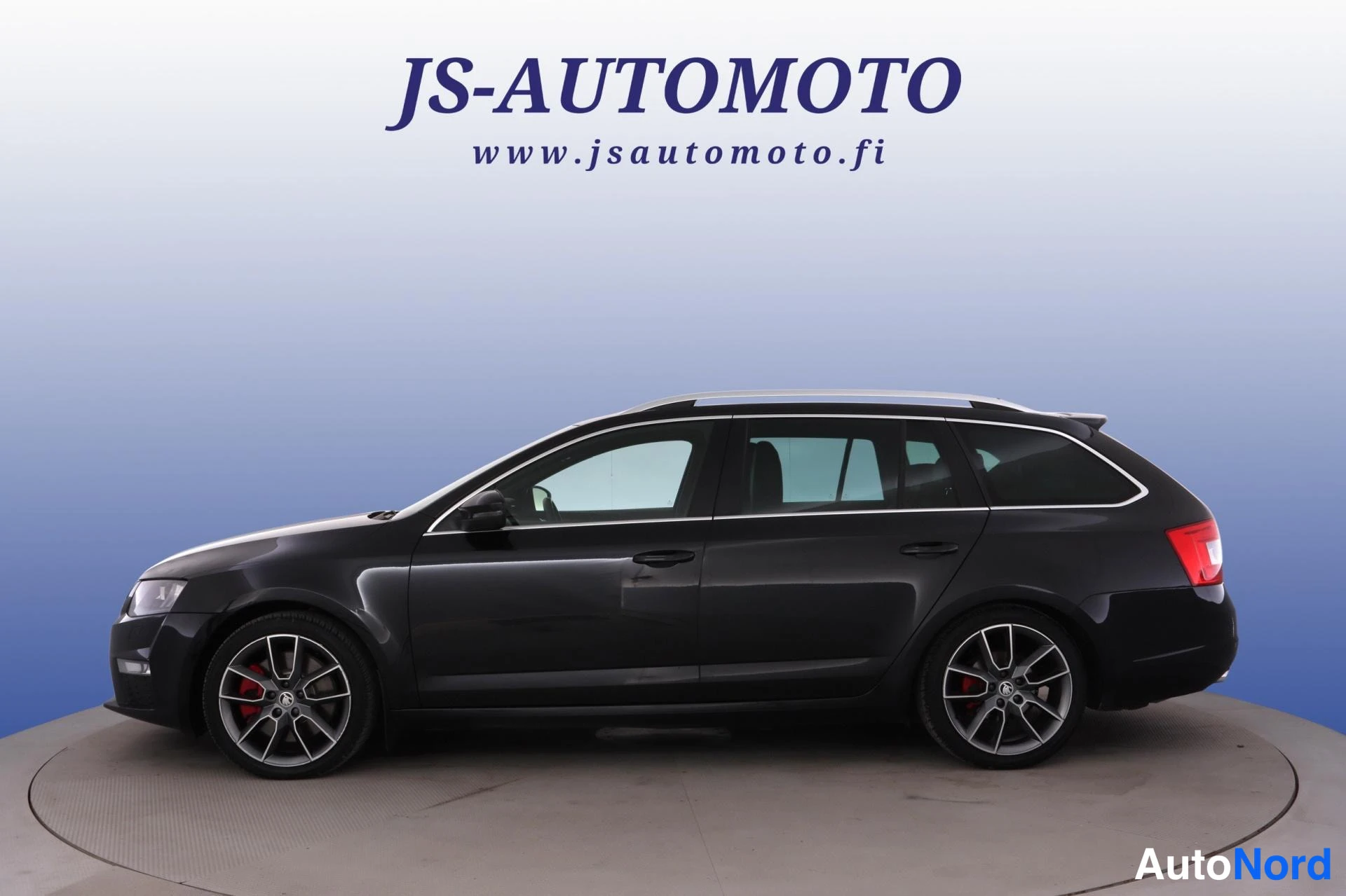Musta Skoda Octavia 2014, etuviisto, keula vasemmalle, kuva 2