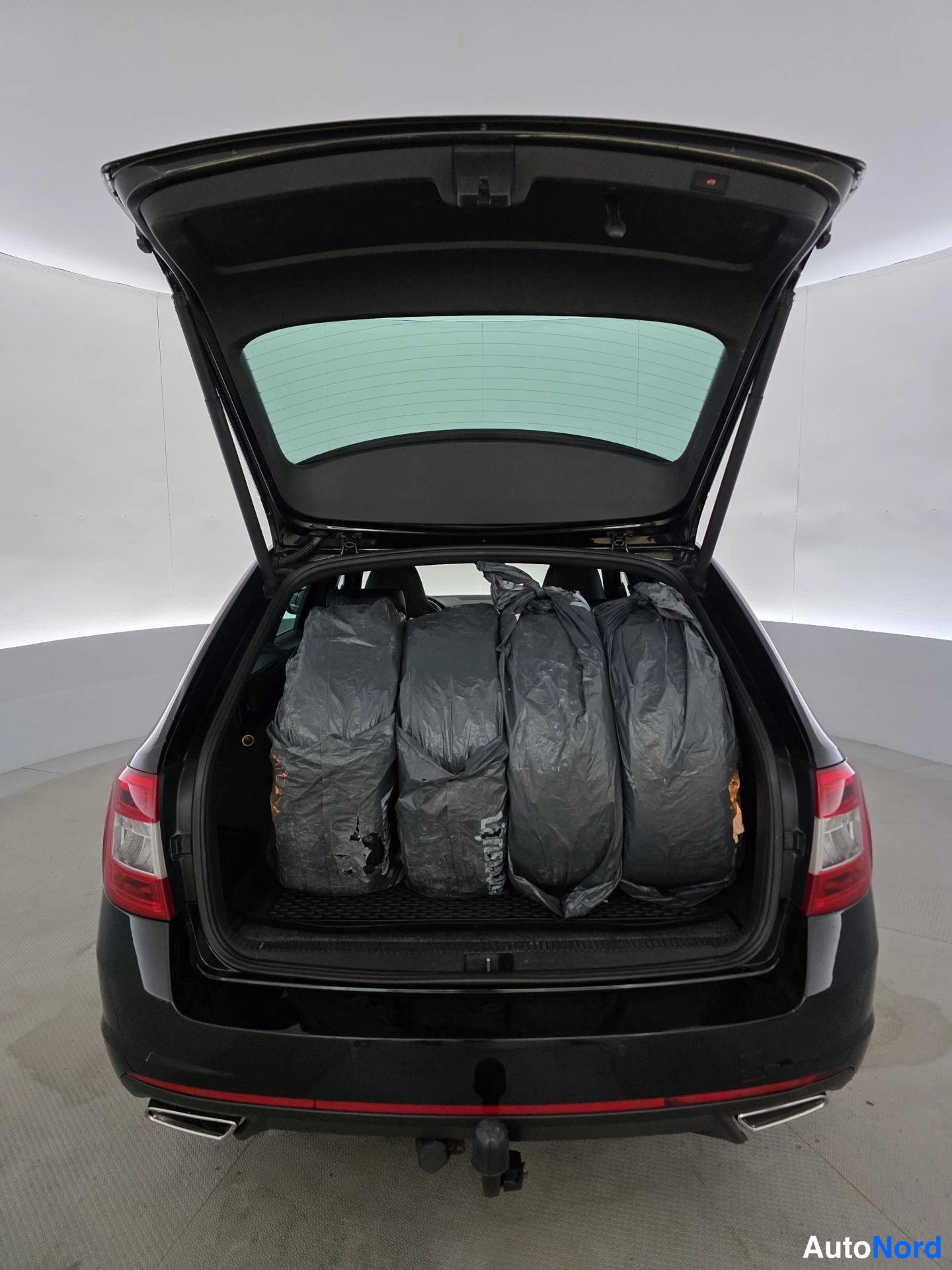 Musta Skoda Octavia 2014, tavaratila, kuva 14