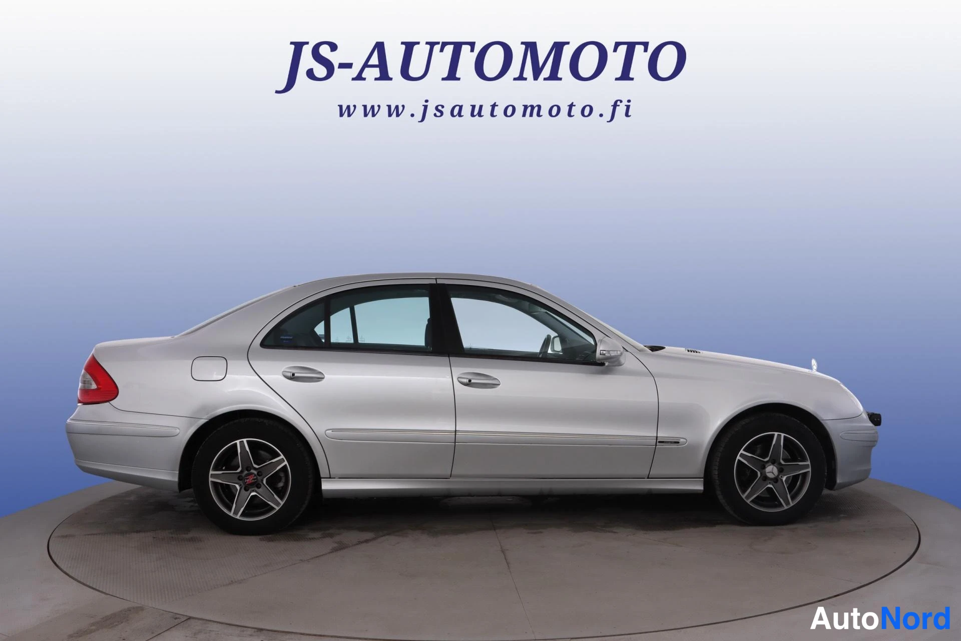 Harmaa Mercedes-Benz E 2006, sivulta, kuva 3