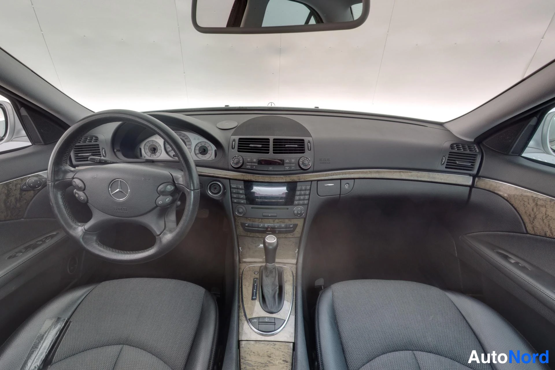 Harmaa Mercedes-Benz E 2006, ohjaamo, kuva 8