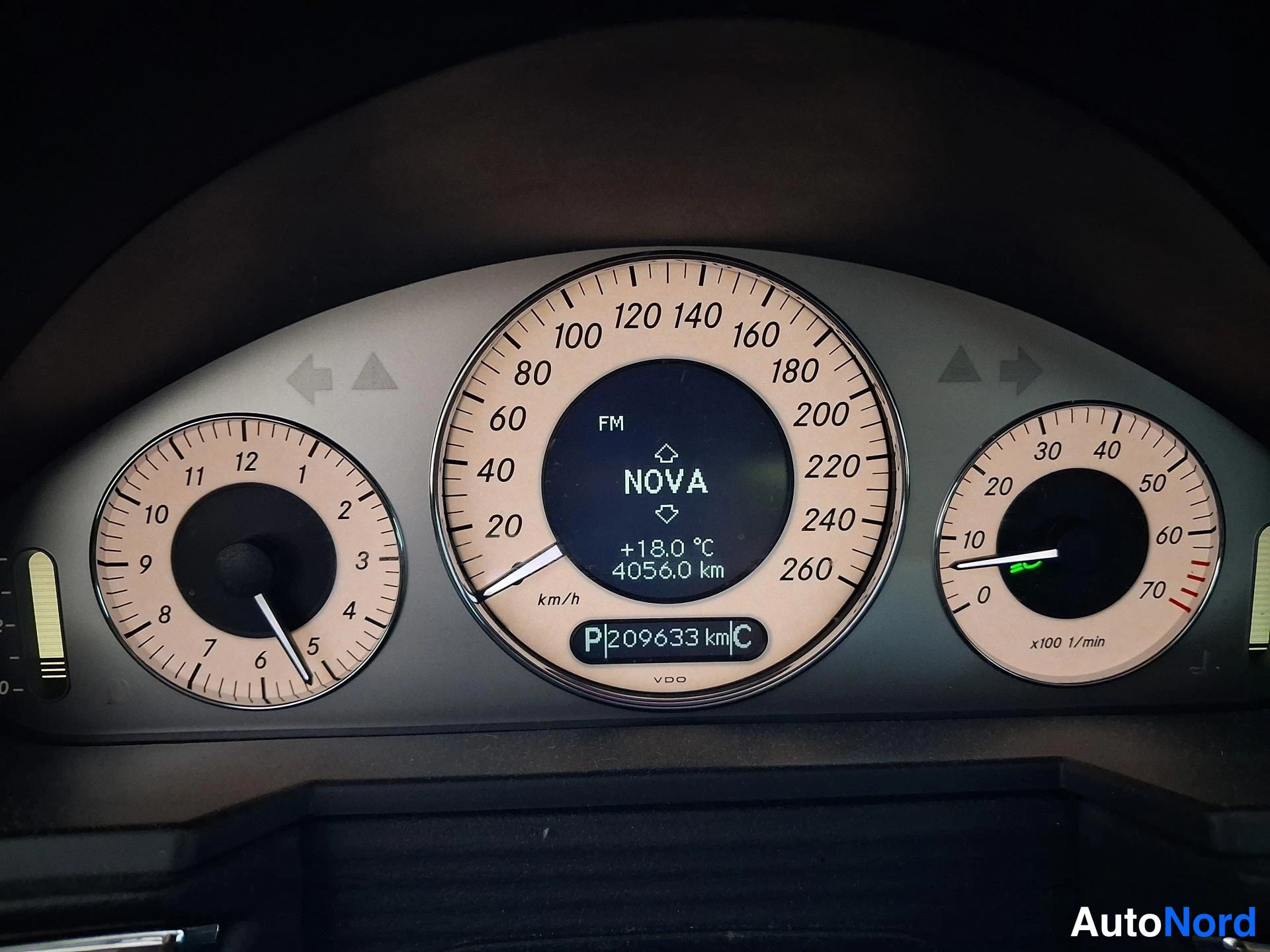 Harmaa Mercedes-Benz E 2006, yksityiskohta, kuva 17