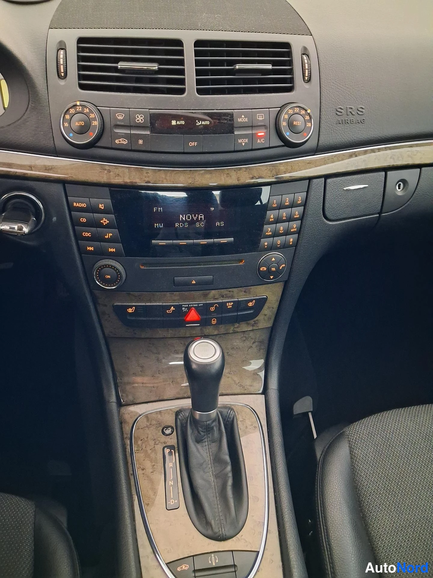Harmaa Mercedes-Benz E 2006, yksityiskohta, kuva 18