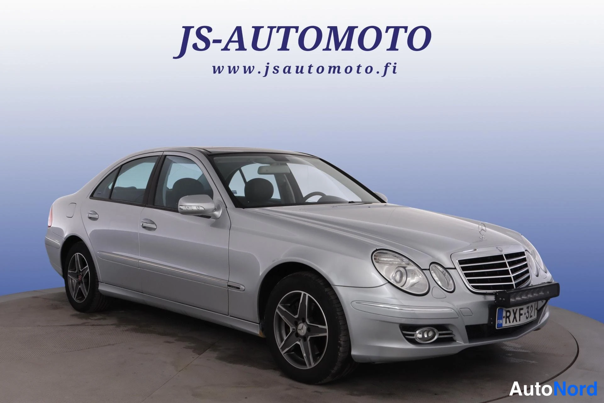 Harmaa Mercedes-Benz E 2006, etuviisto, keula oikealle, kuva 2