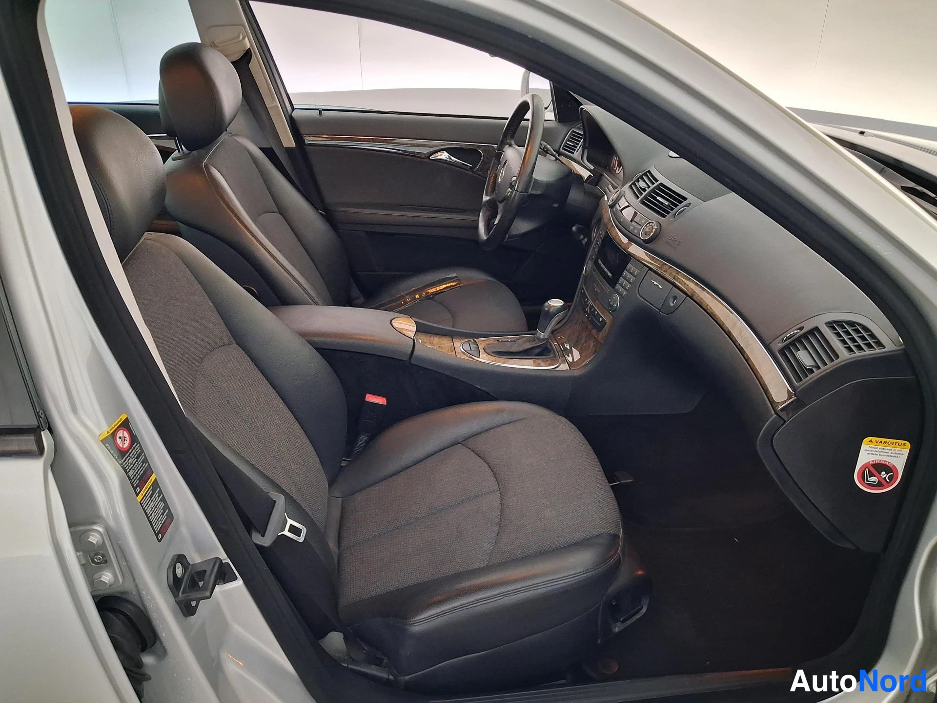 Harmaa Mercedes-Benz E 2006, etuistuimet, kuva 13