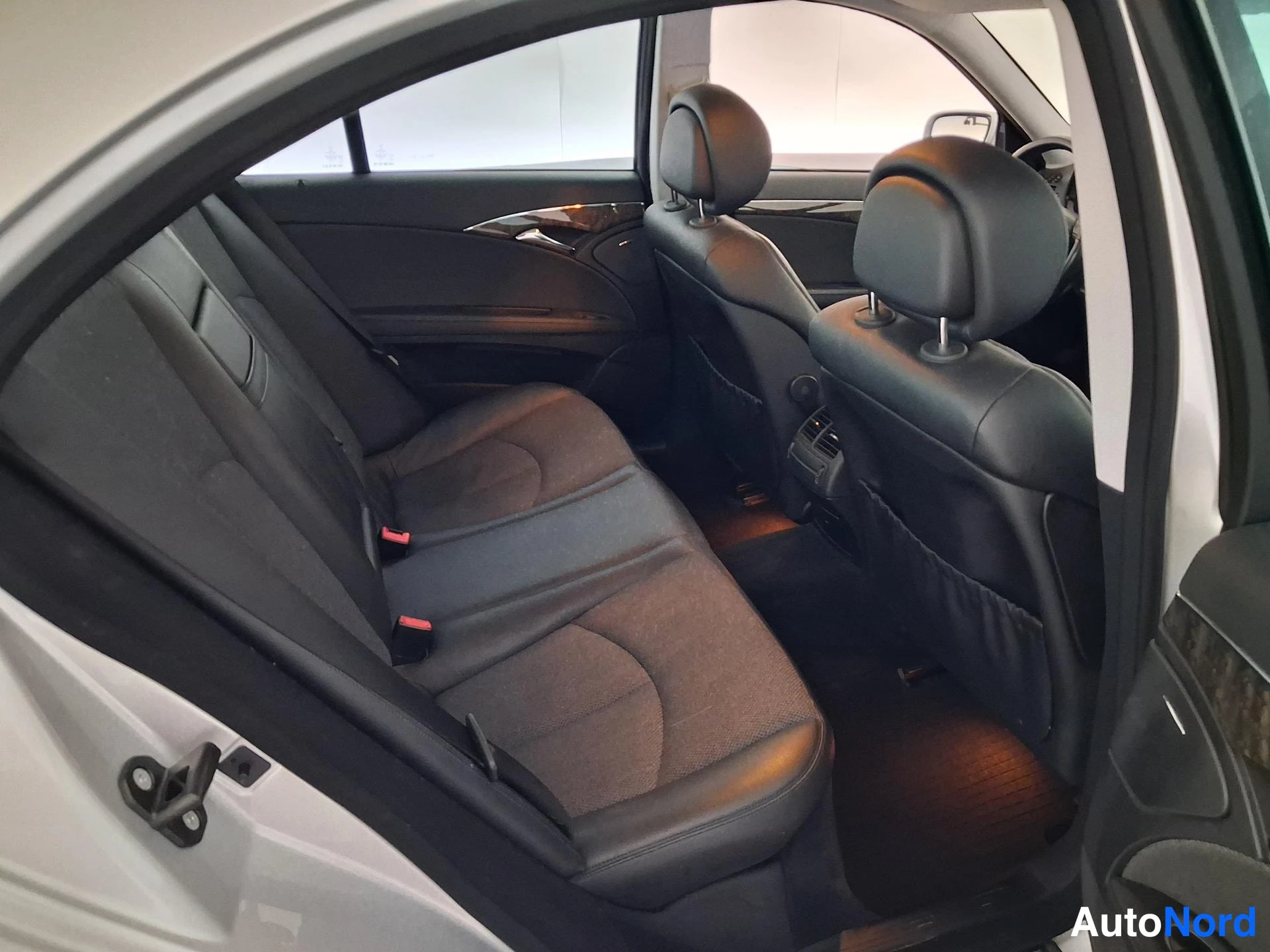 Harmaa Mercedes-Benz E 2006, takaistuimet, kuva 15