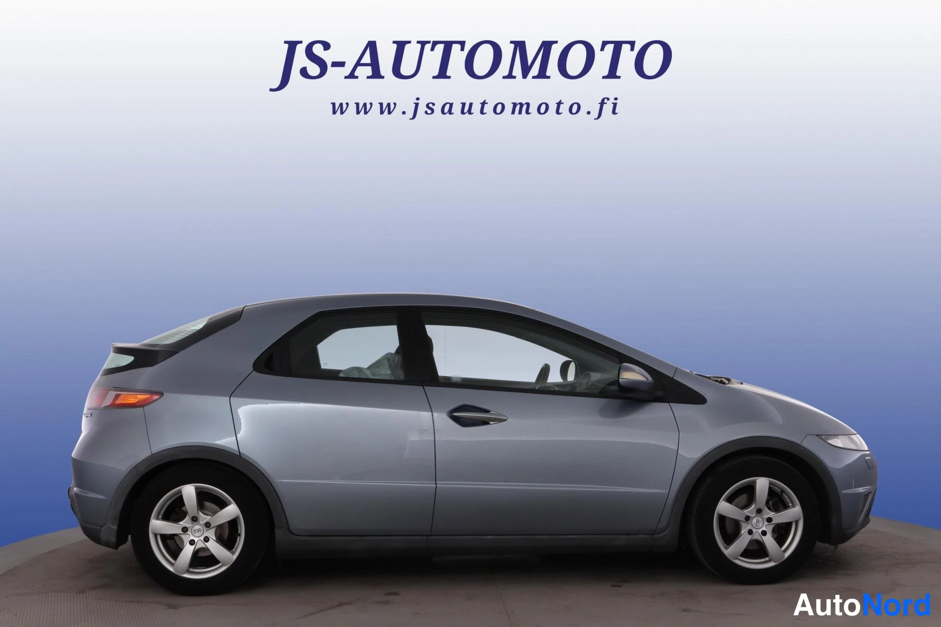 Blå Honda Civic 2007, snett framifrån, fronten åt höger, bild 3