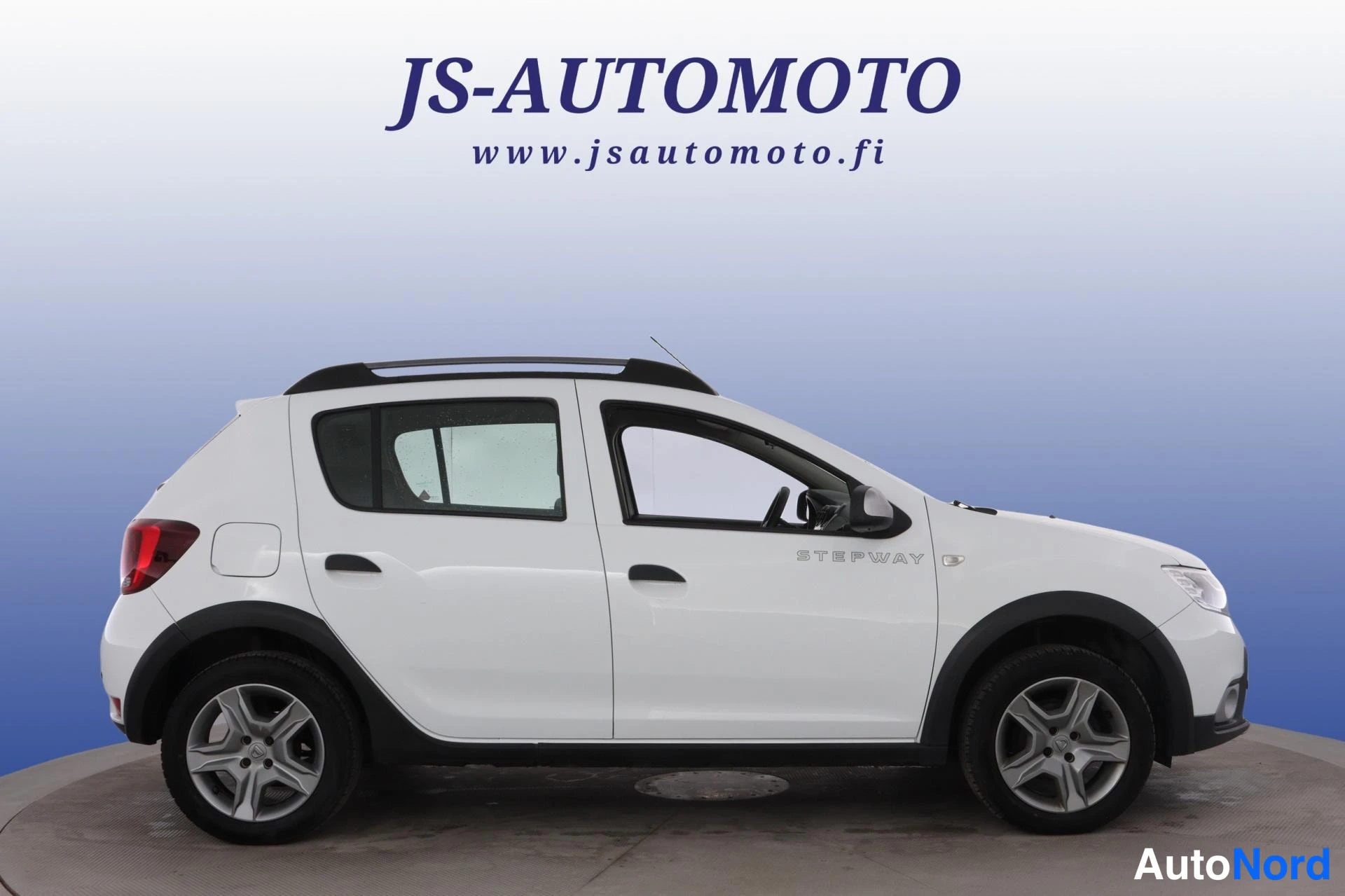 White Dacia Sandero 2018, front three-quarter, nose to the right, photo 4
