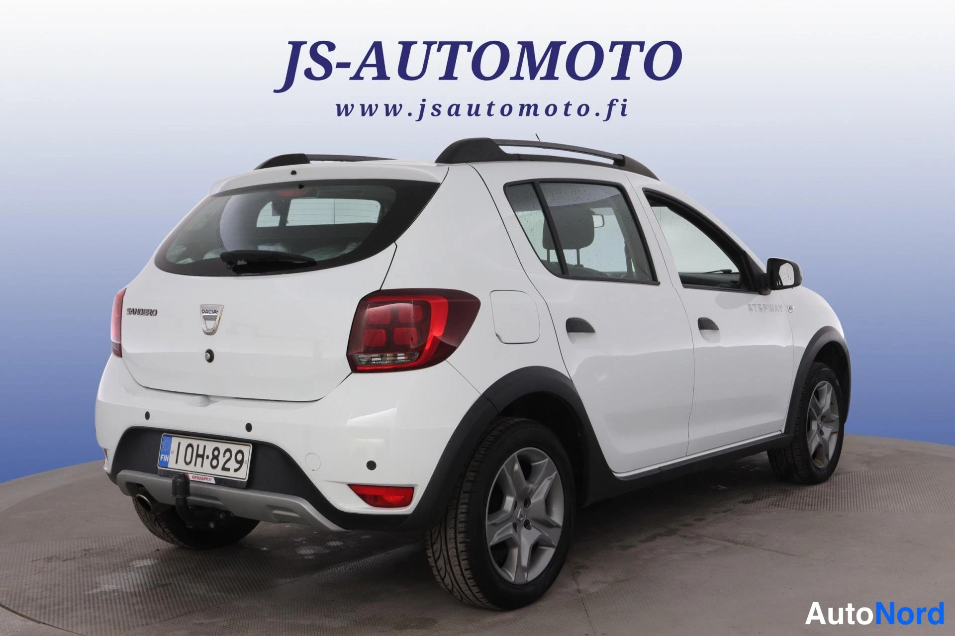 White Dacia Sandero 2018, rear three-quarter, photo 5