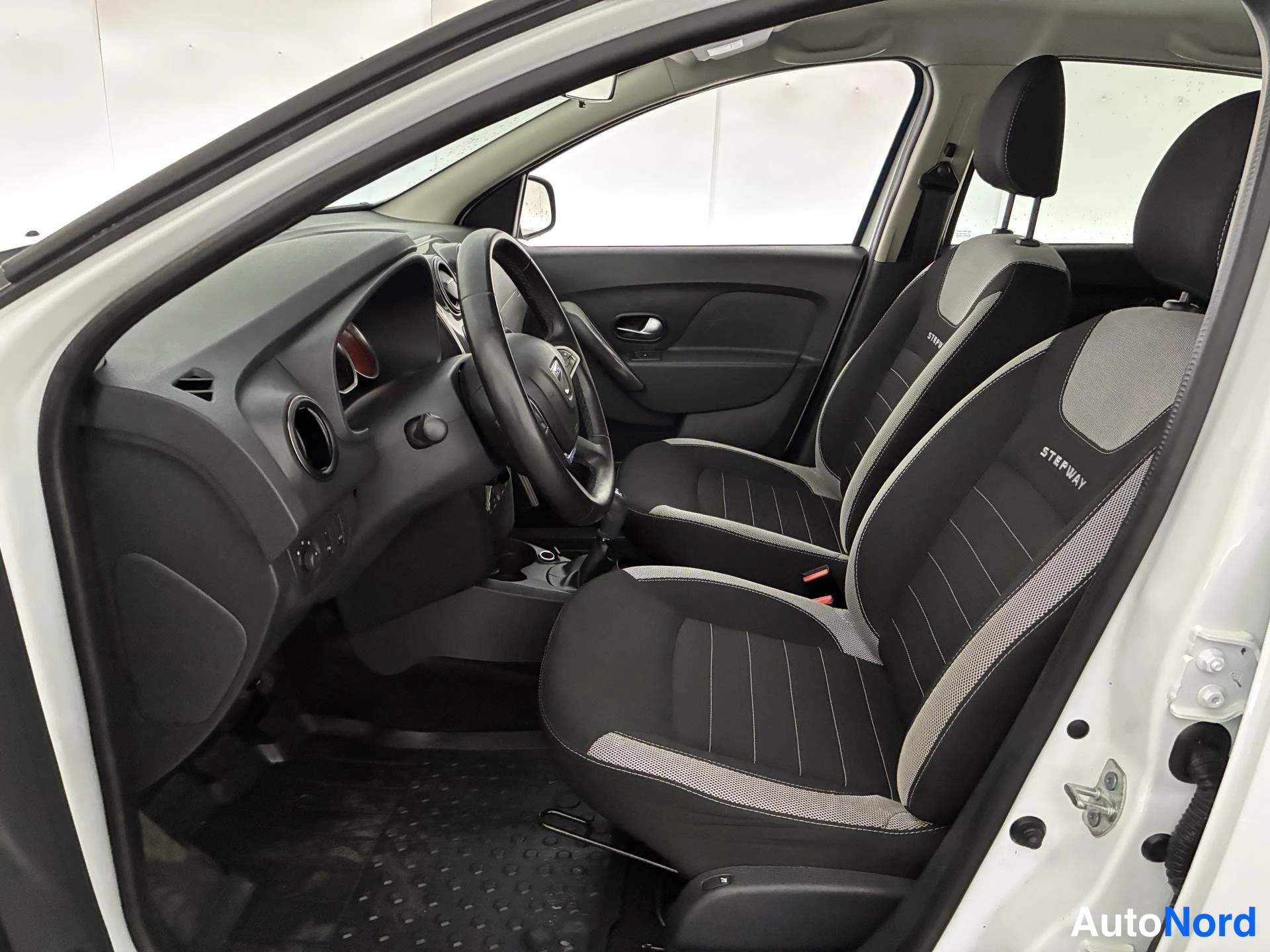 White Dacia Sandero 2018, front seats, photo 10