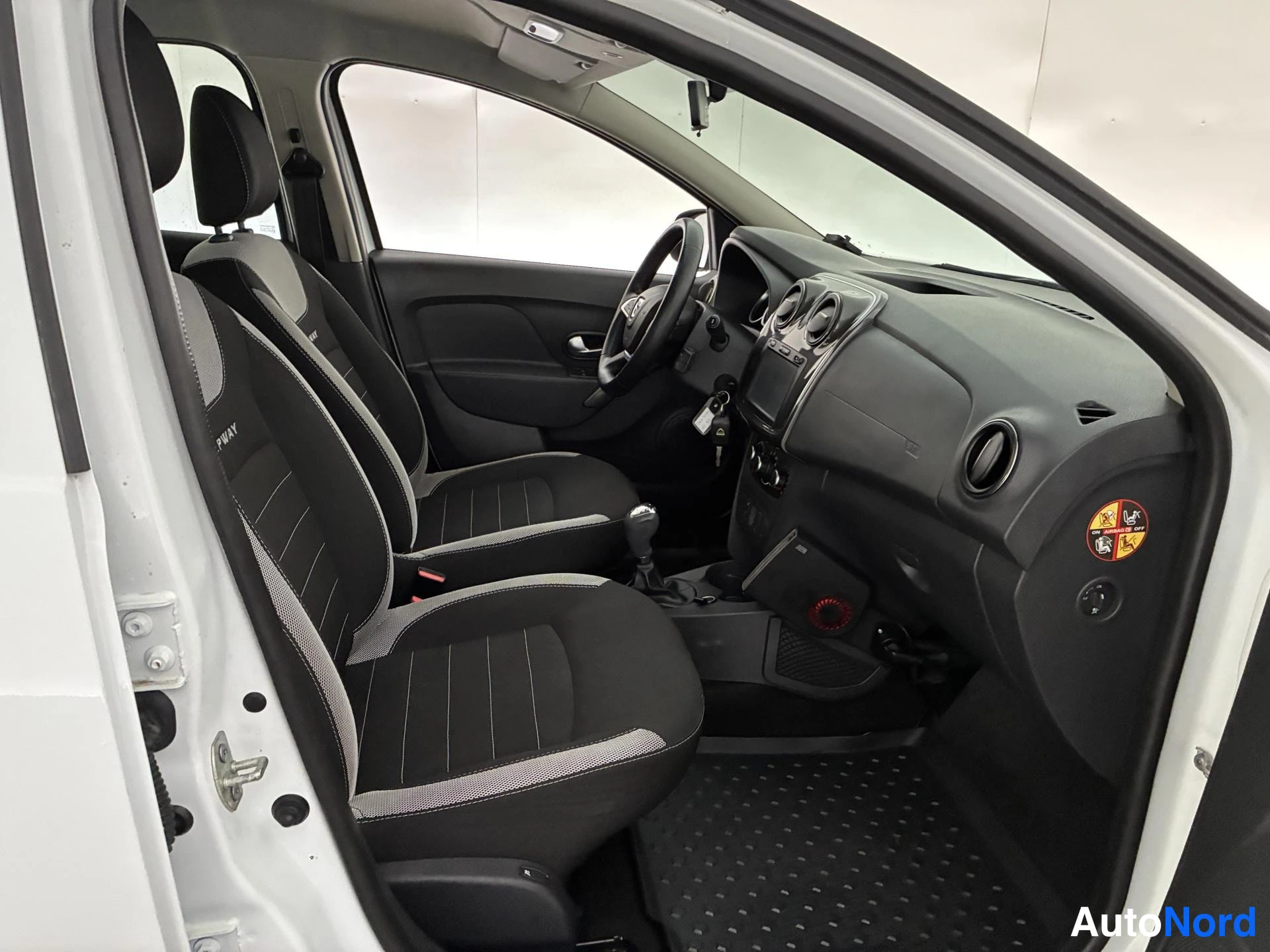 White Dacia Sandero 2018, cockpit, photo 9