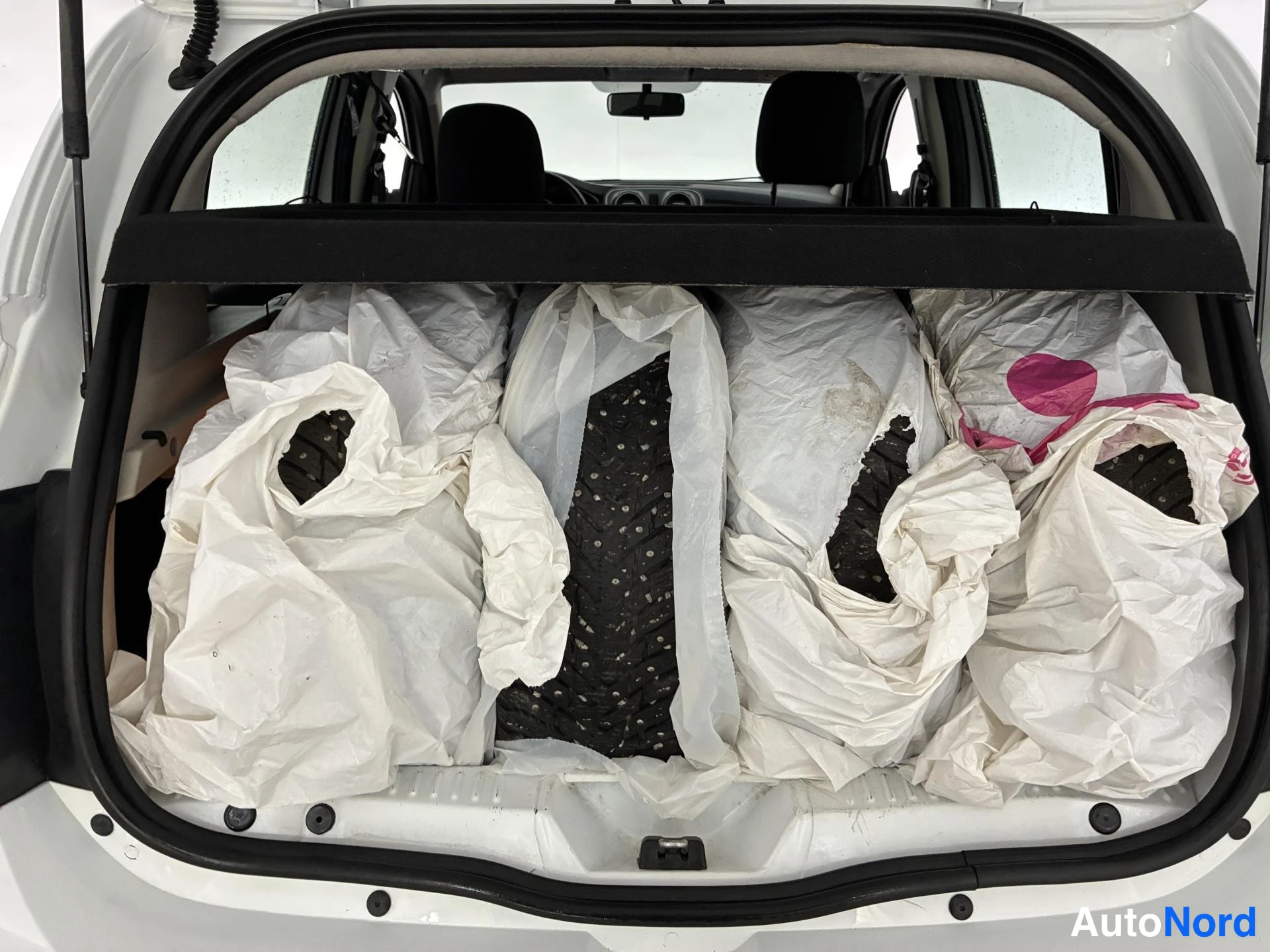 White Dacia Sandero 2018, boot, photo 14