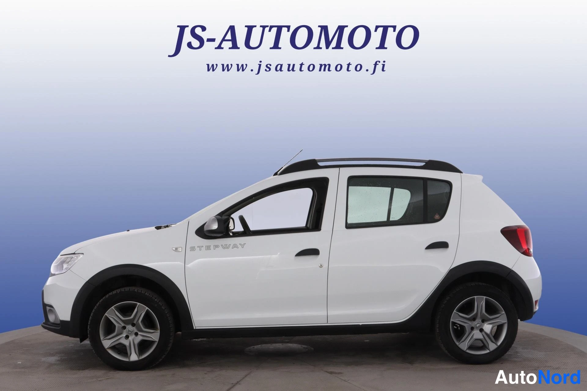 White Dacia Sandero 2018, front three-quarter, nose to the left, photo 2