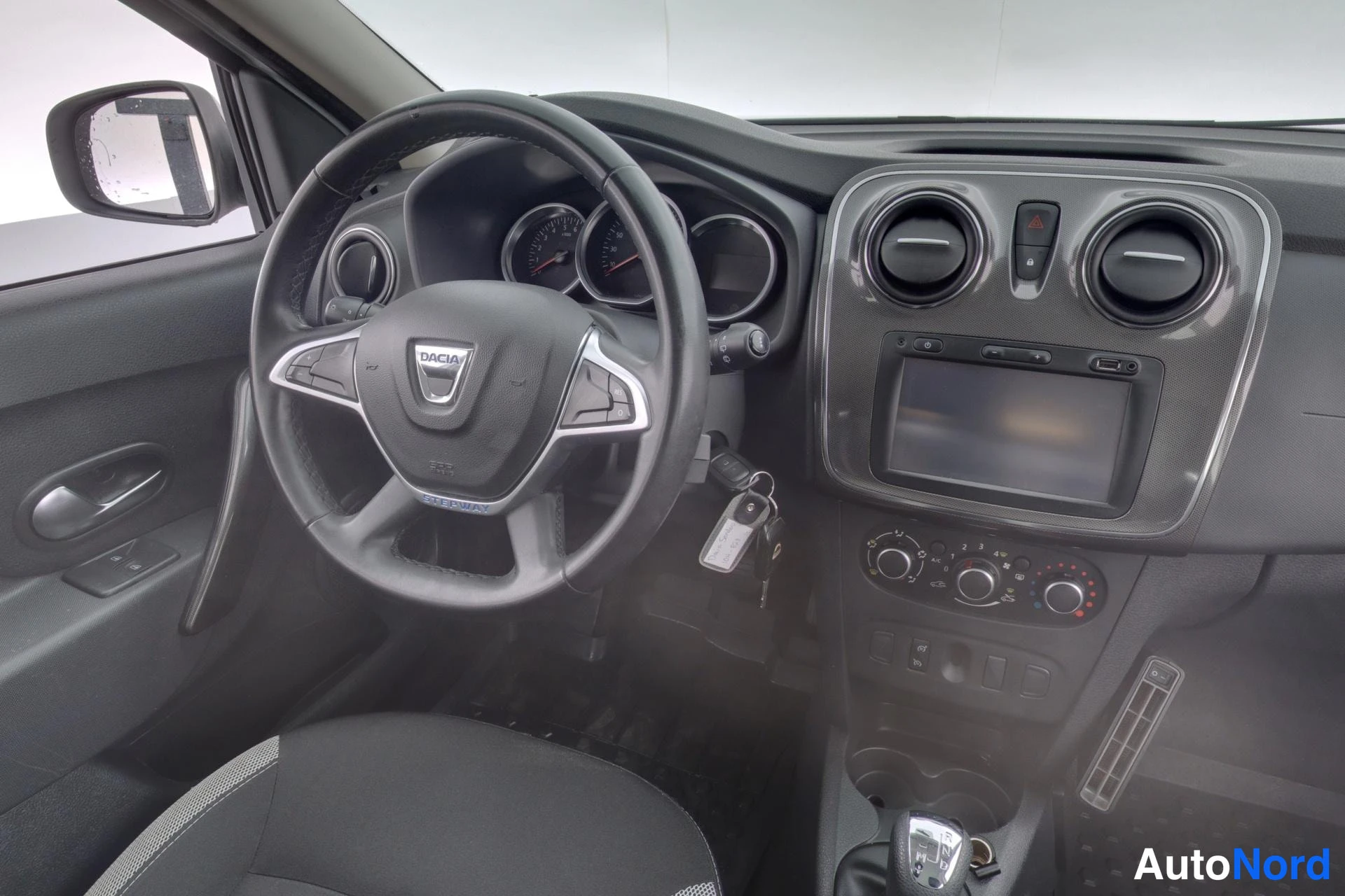 White Dacia Sandero 2018, cockpit, photo 8